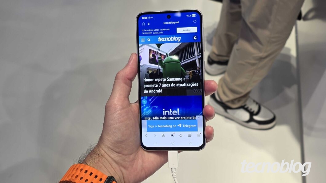 Samsung Galaxy A56 com tela ligada (foto: Thássius Veloso/Tecnoblog)