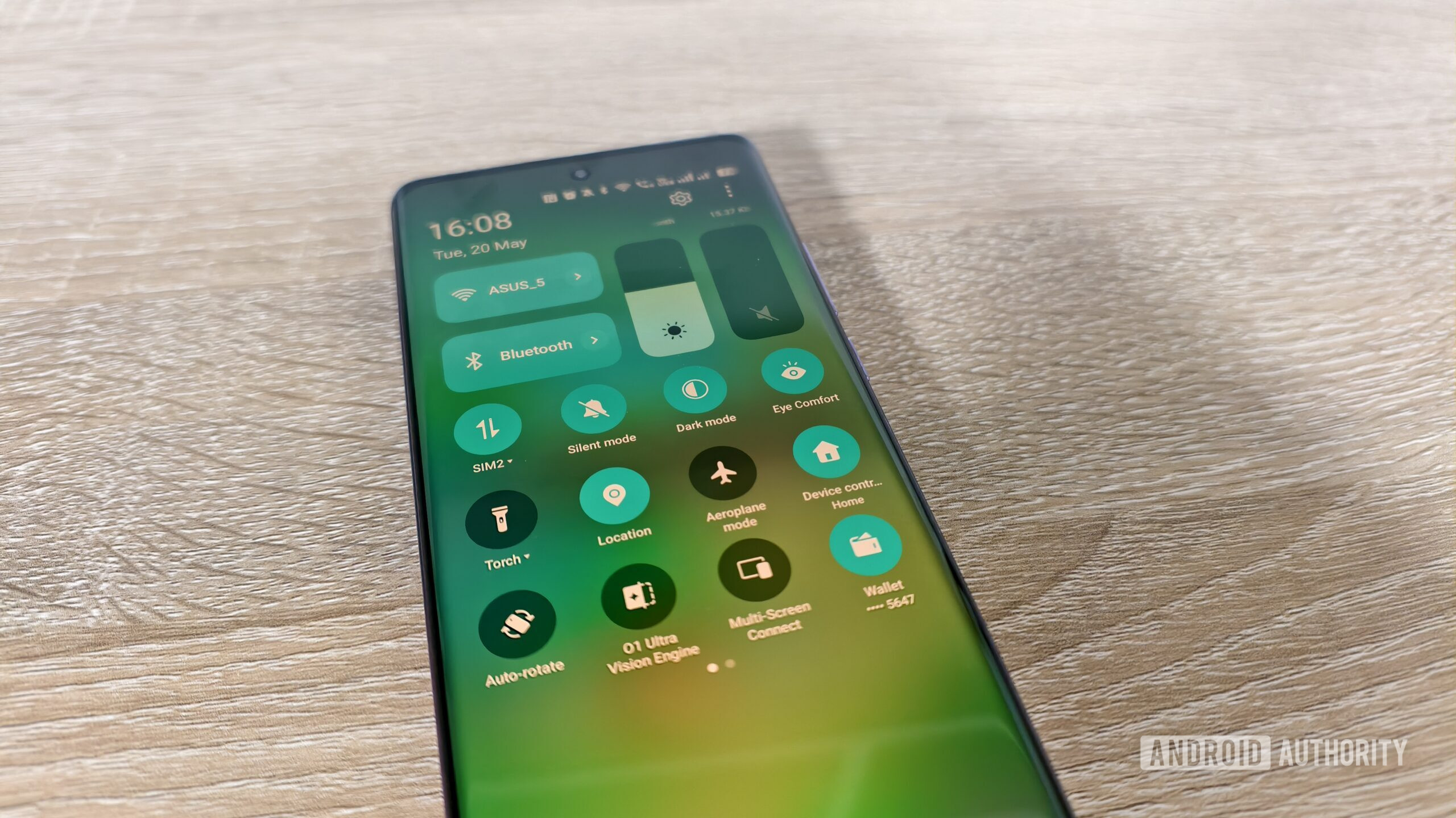 Um smartphone mostrando o modo escuro e os atalhos de conforto dos olhos Um smartphone mostrando o modo escuro e os atalhos de conforto dos olhos