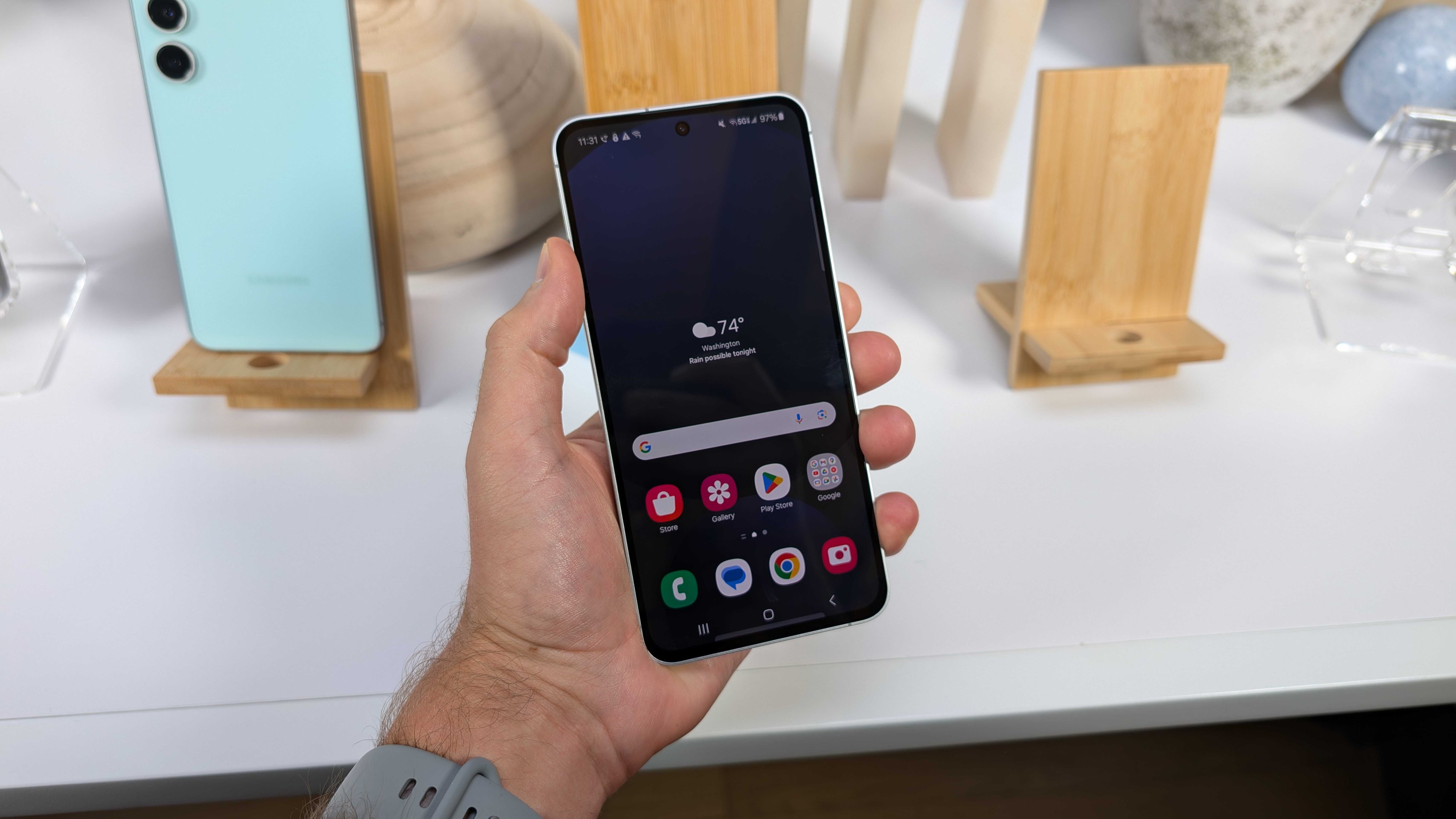 Samsung Galaxy S24 FE Display mantido na mão Samsung Galaxy S24 FE Display mantido na mão