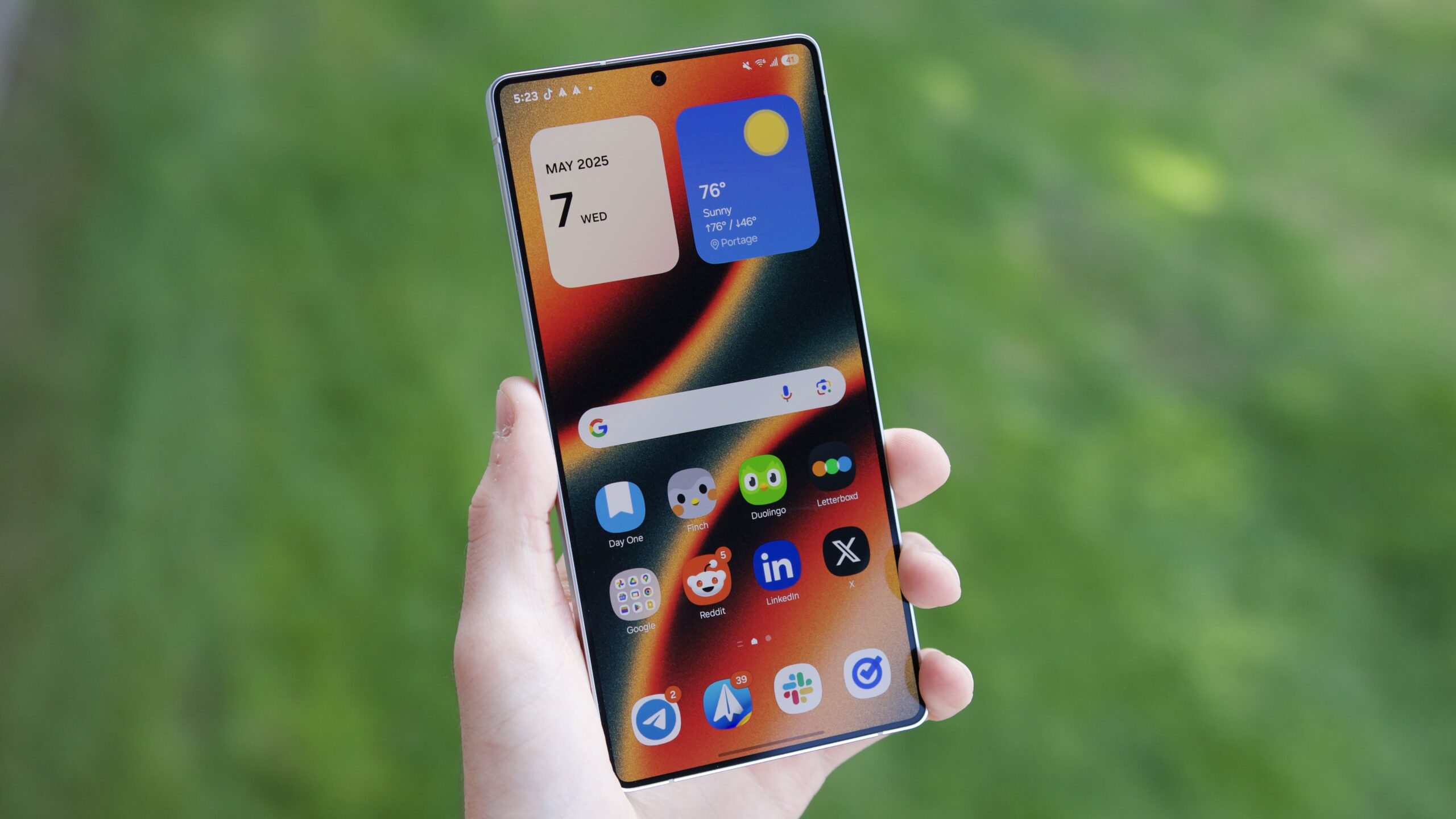 tela inicial do samsung galaxy s25 ultra one ui 7 externa 1 O Samsung Galaxy S25 Ultra, mostrando sua tela inicial.