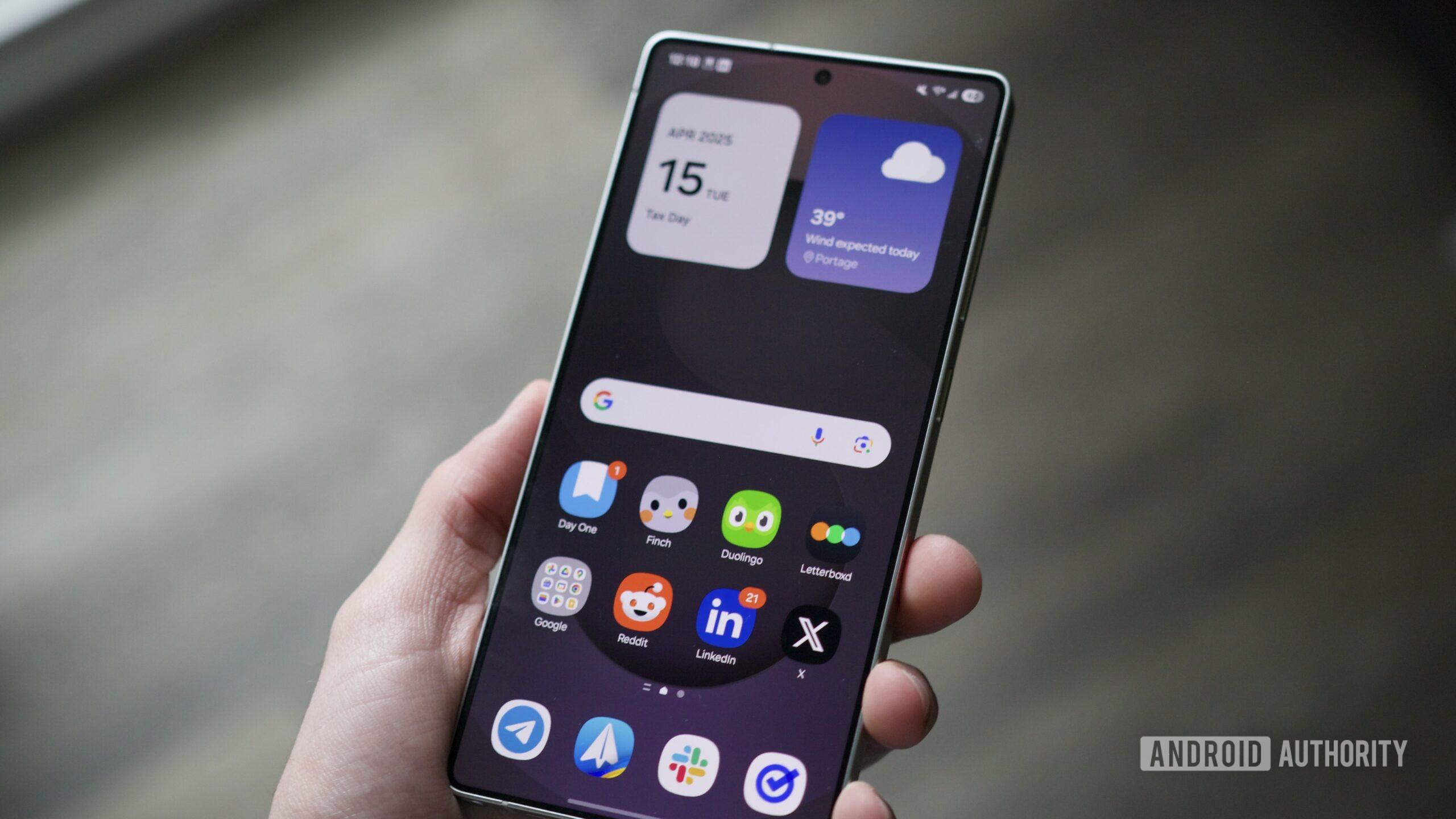Uma tela inicial da UI 7 em um Ultra Galaxy S25.