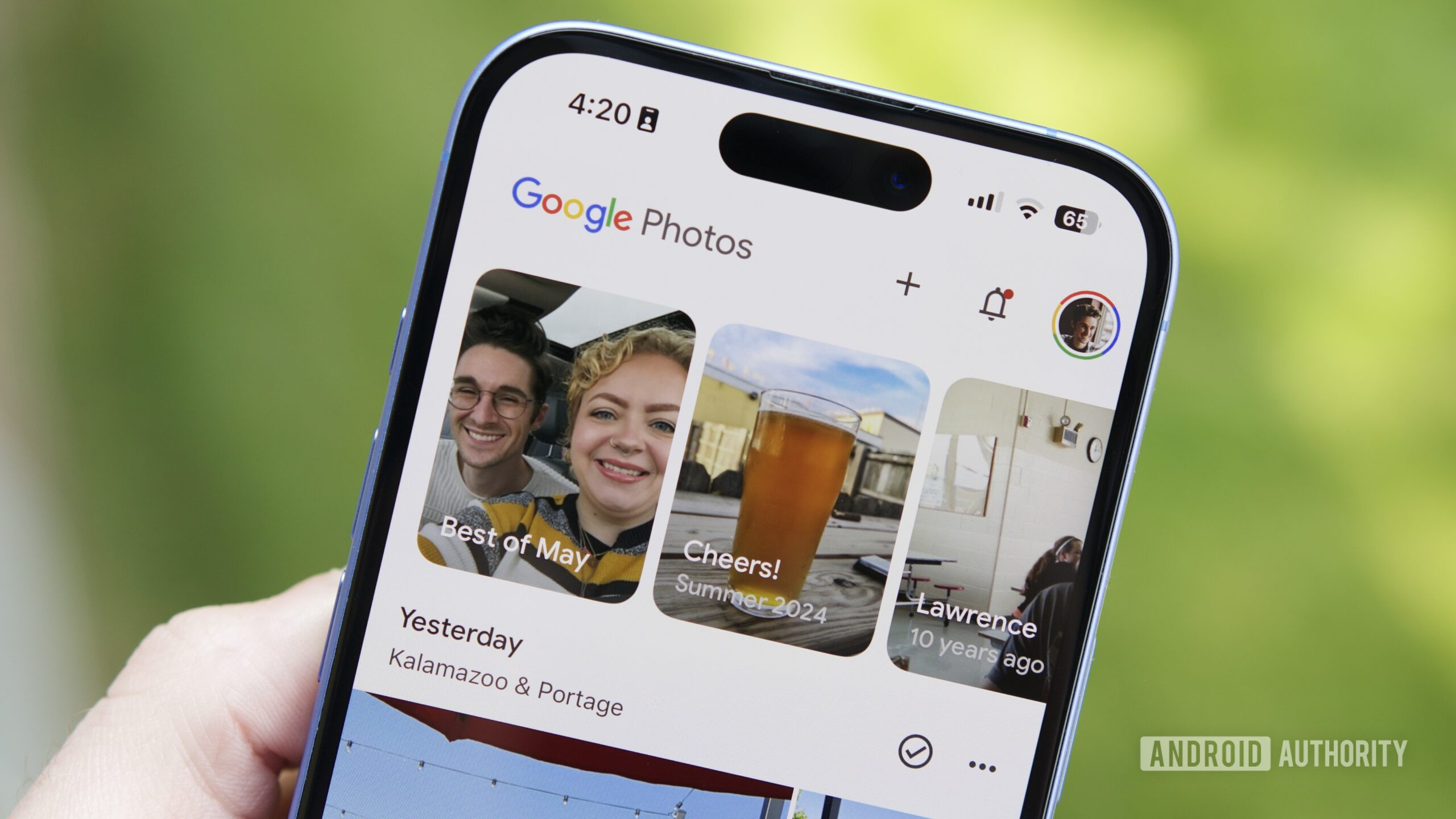 Um close do aplicativo Google Fotos em execu&ccedil;&atilde;o em um iPhone.