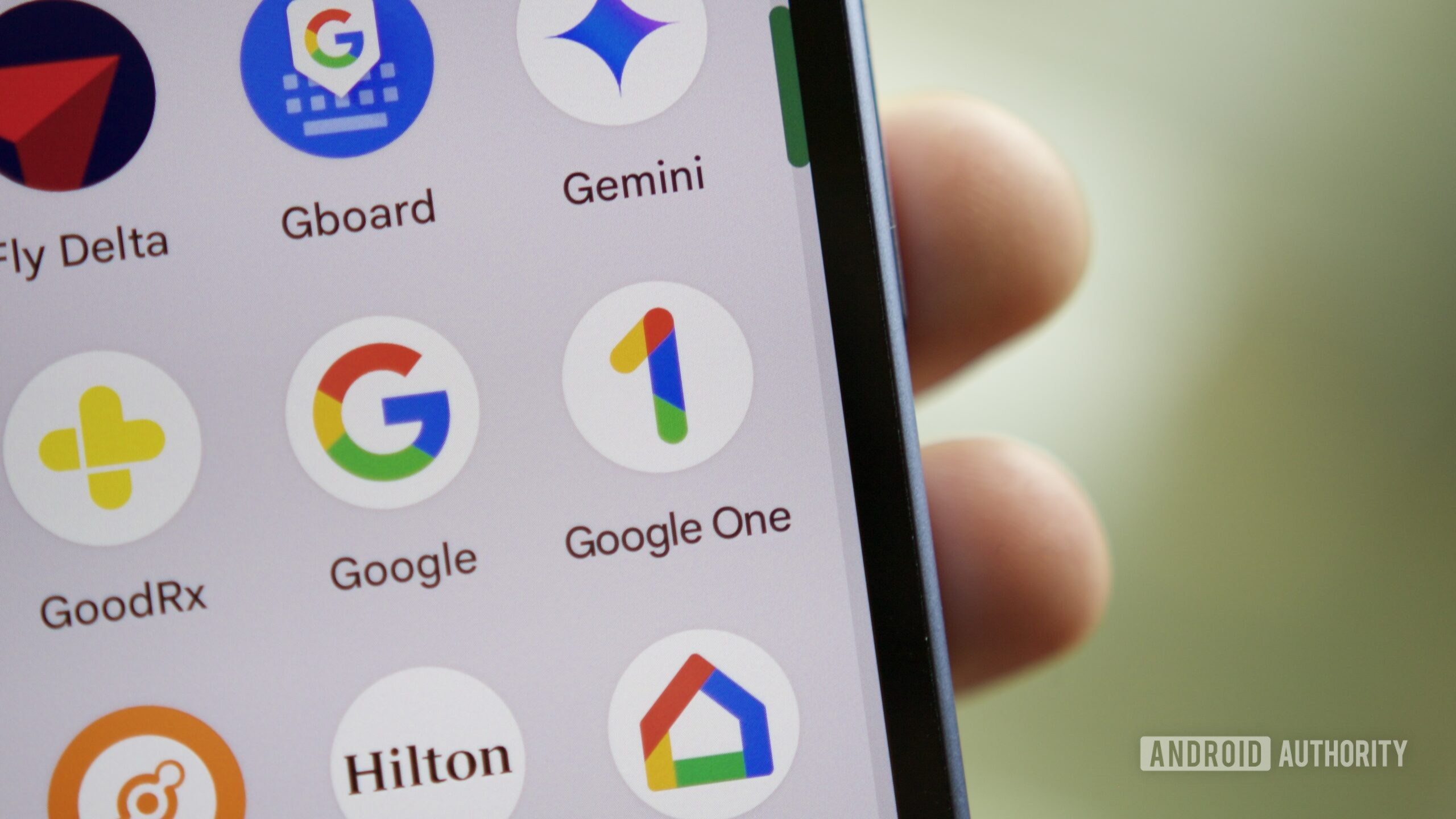 Ícone do app Google One em um smartphone Pixel.
