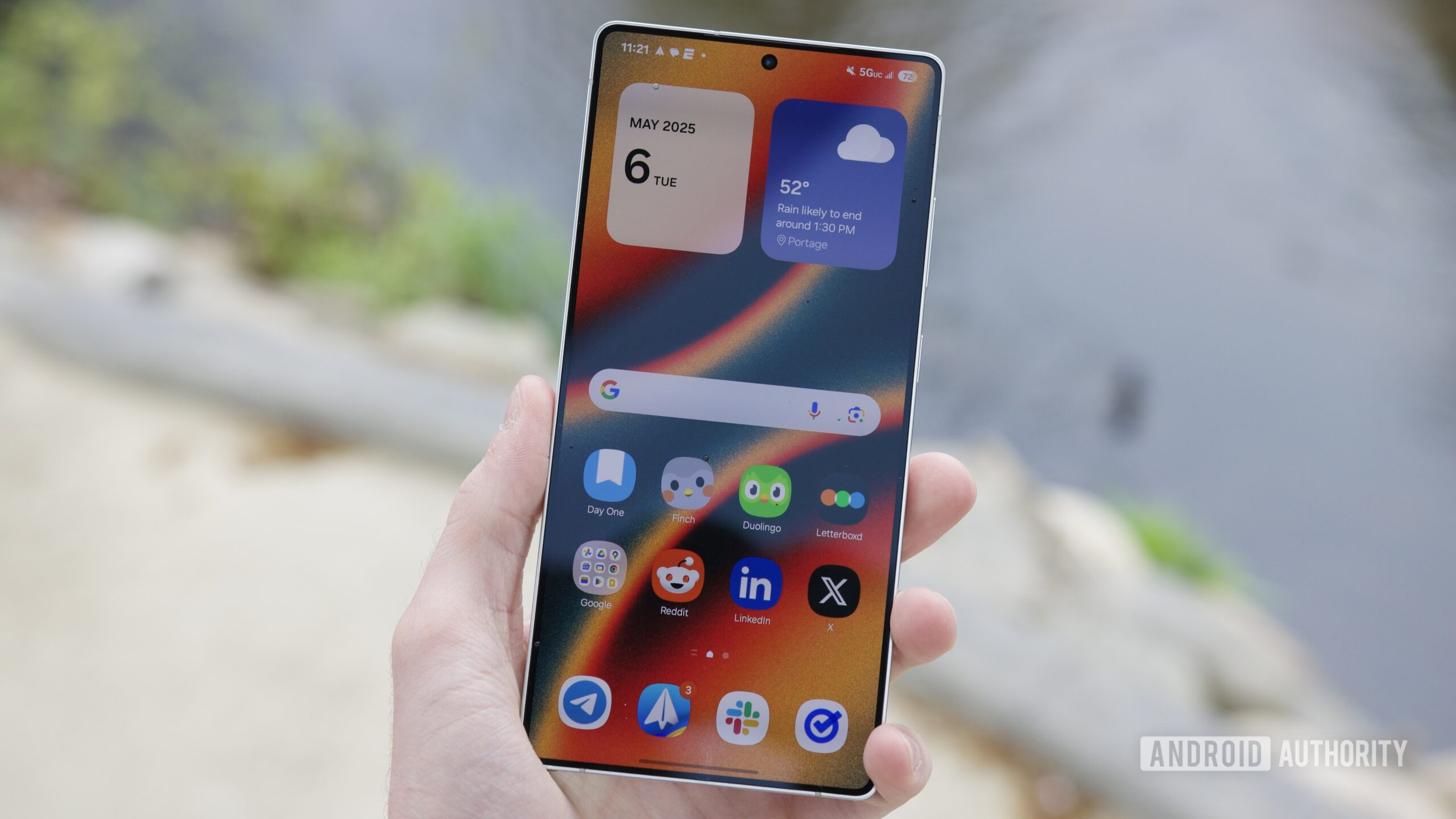 Samsung Galaxy S25 Ultra Joe Revisit 2 Alguém segurando o Samsung Galaxy S25 Ultra com sua tela ligada.