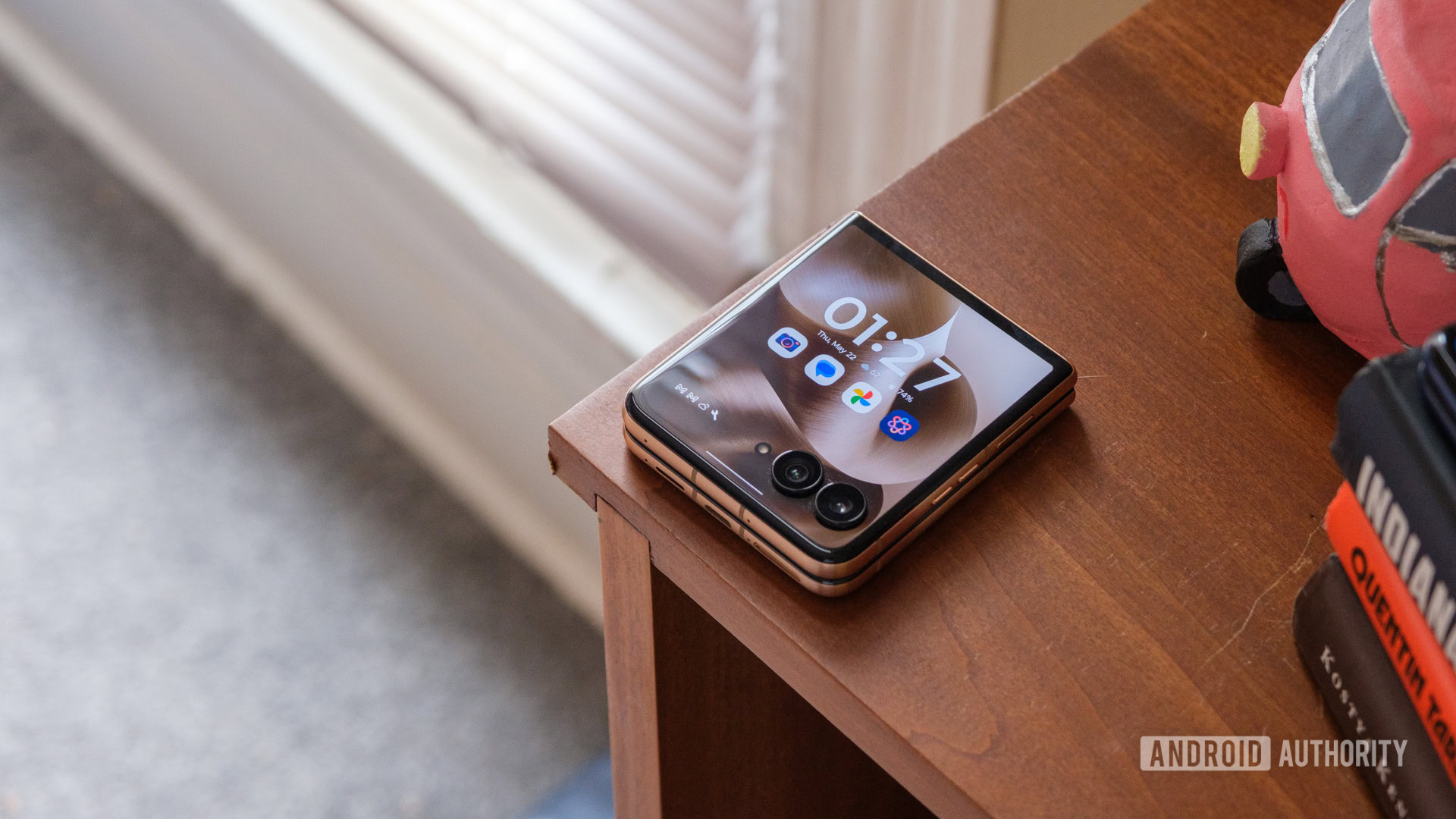 Motorola Razr Ultra na estante de livros