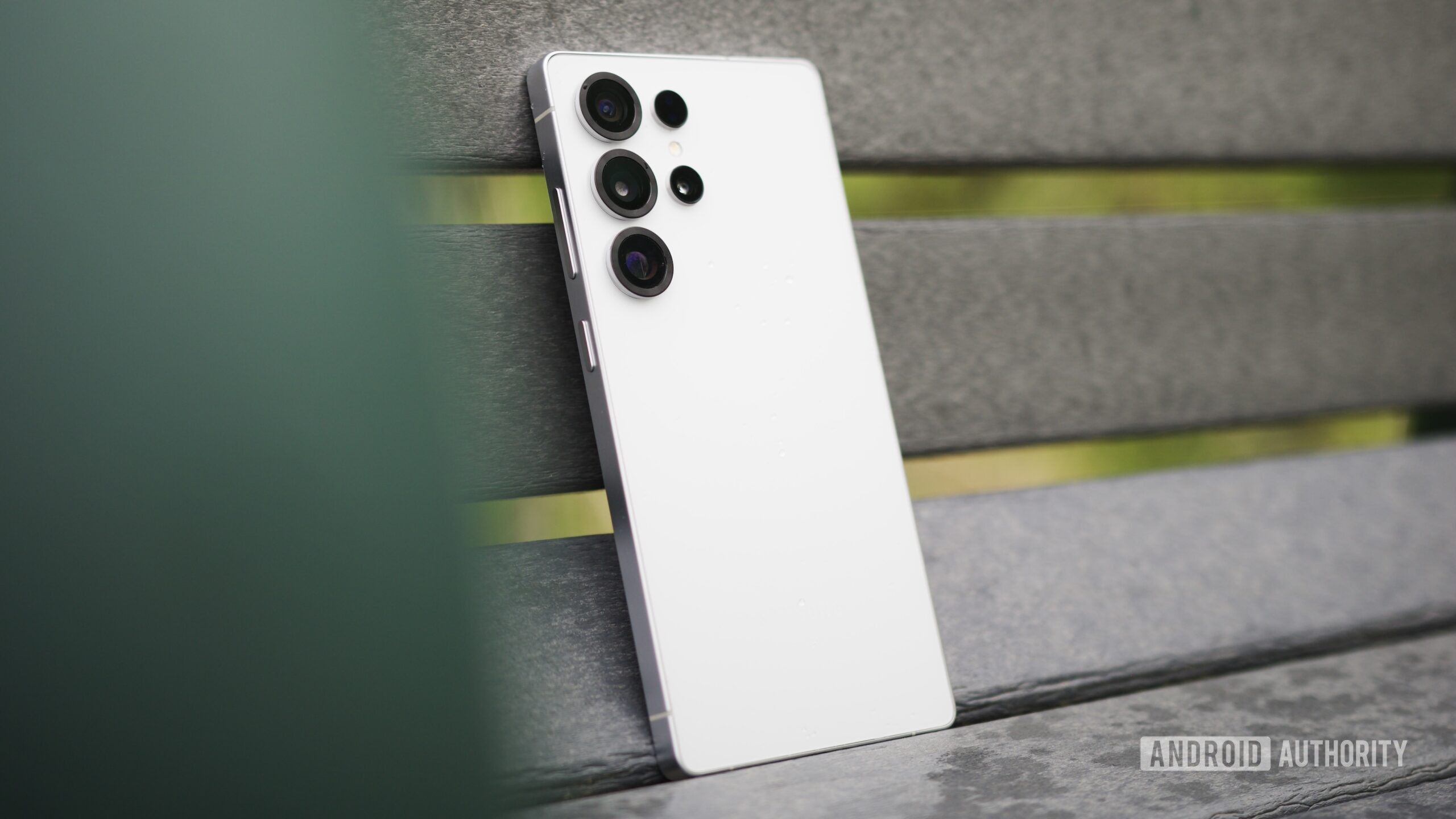 samsung galaxy s25 ultra joe revisitar 10 O Samsung Galaxy S25 Ultra apoiado na vertical sobre um banco.