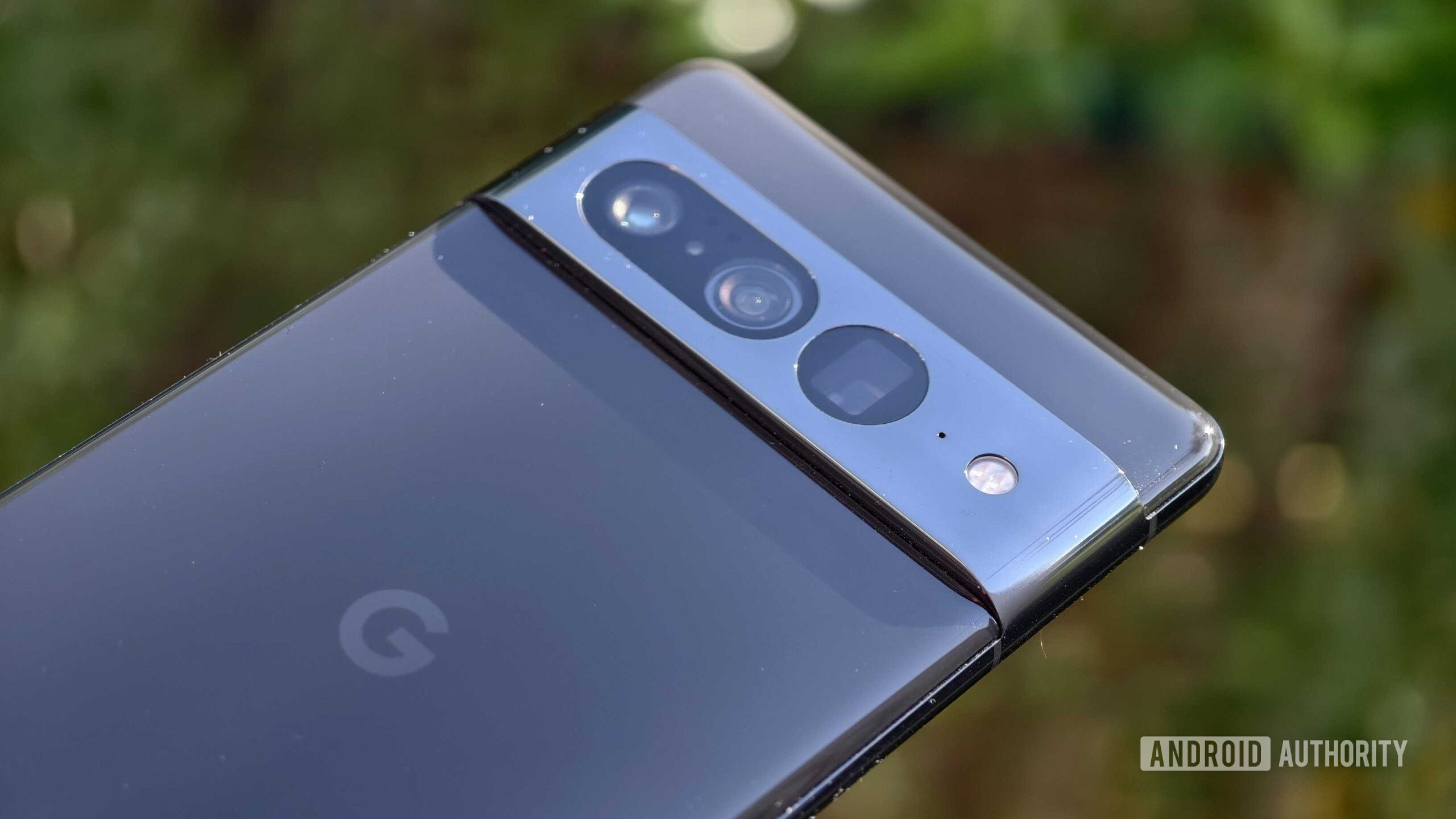 Google Pixel 7 Pro mostrando a tampa traseira