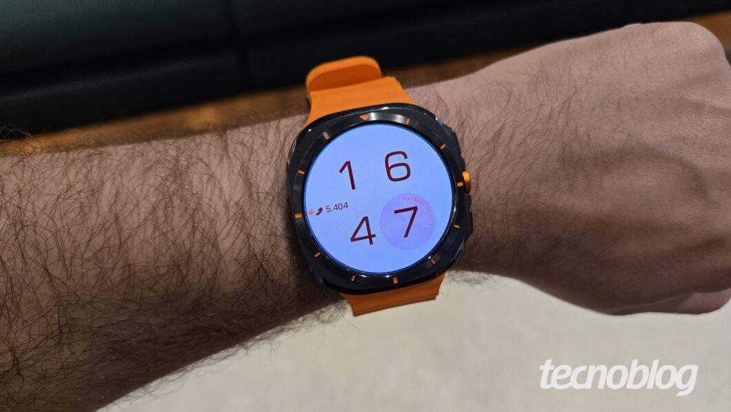 Galaxy Watch Ultra com One UI 6 Watch (foto: Th&aacute;ssius Veloso/Tecnoblog)