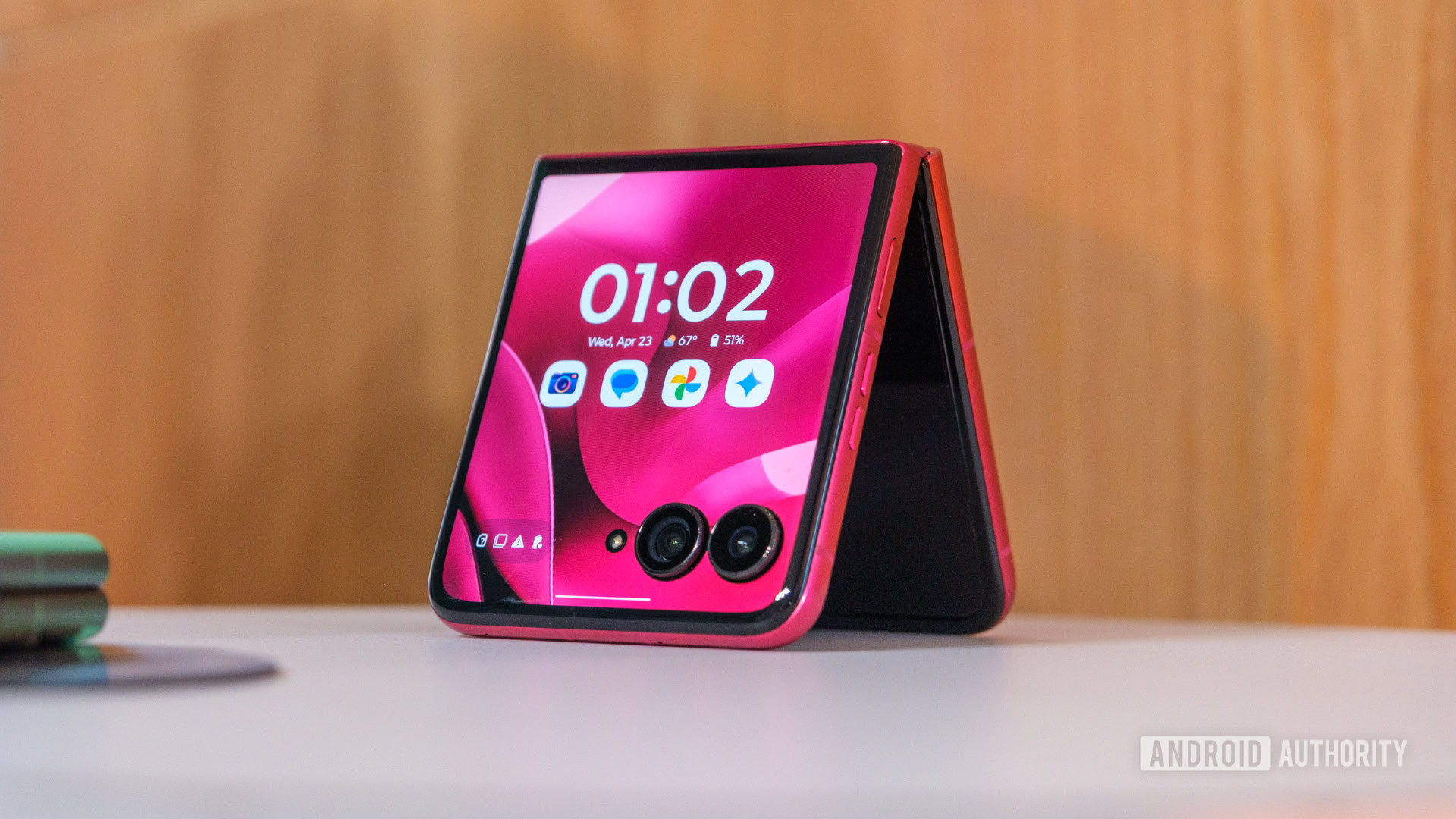 Motorola Razr Plus na mesa
