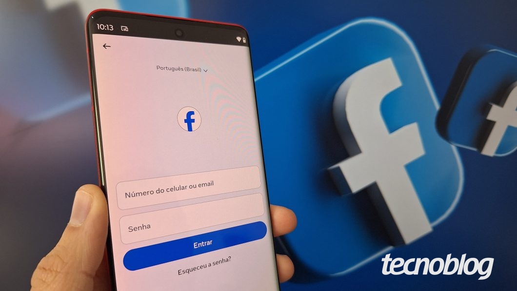 Uma mão mostra um celular com a página de login do Facebook Lite