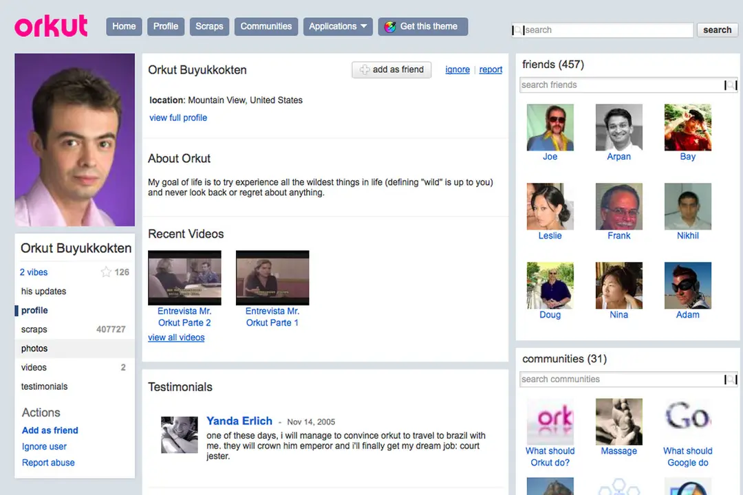 Captura de tela do perfil do Orkut Buyukkokten na antiga interface do Orkut. A imagem mostra a foto do criador da rede social no canto esquerdo, com seções como "scraps", "photos" e "communities". Do lado direito, aparecem fotos de amigos, comunidades e vídeos recentes, além de um depoimento escrito por outro usuário. A interface tem visual simples, com fundo branco e botões em azul.