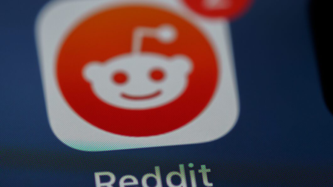 Imagem mostra o &iacute;cone do app Reddit no celular 