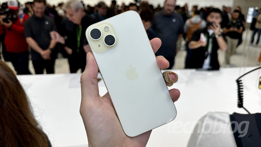 M&atilde;o segurando celular