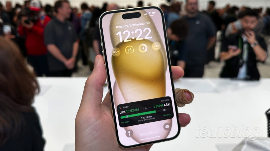 iPhone 15 com tela ligada