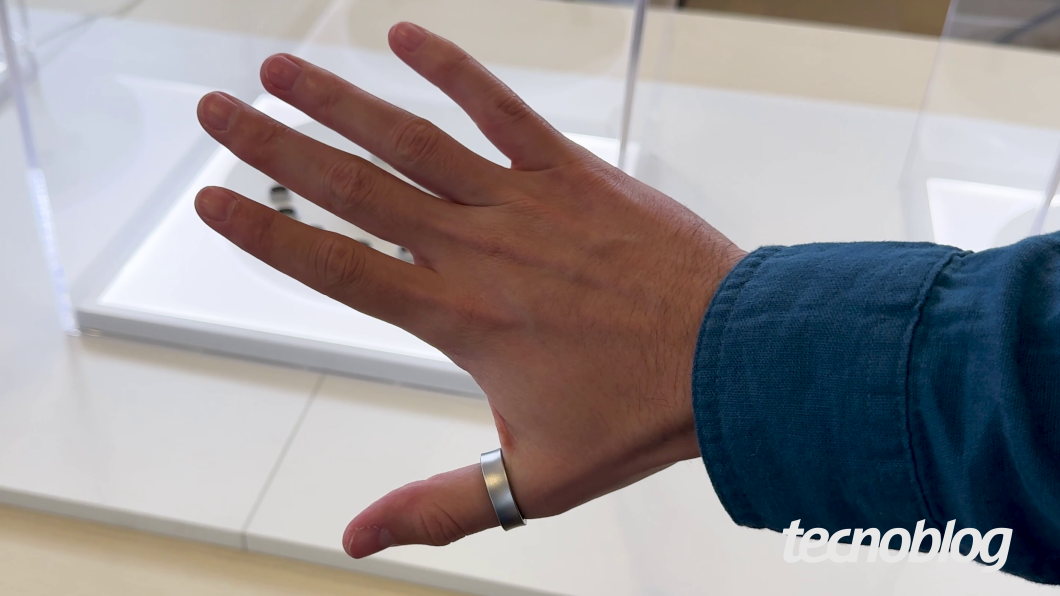 Galaxy Ring prateado no polegar (foto: Th&aacute;ssius Veloso/Tecnoblog)