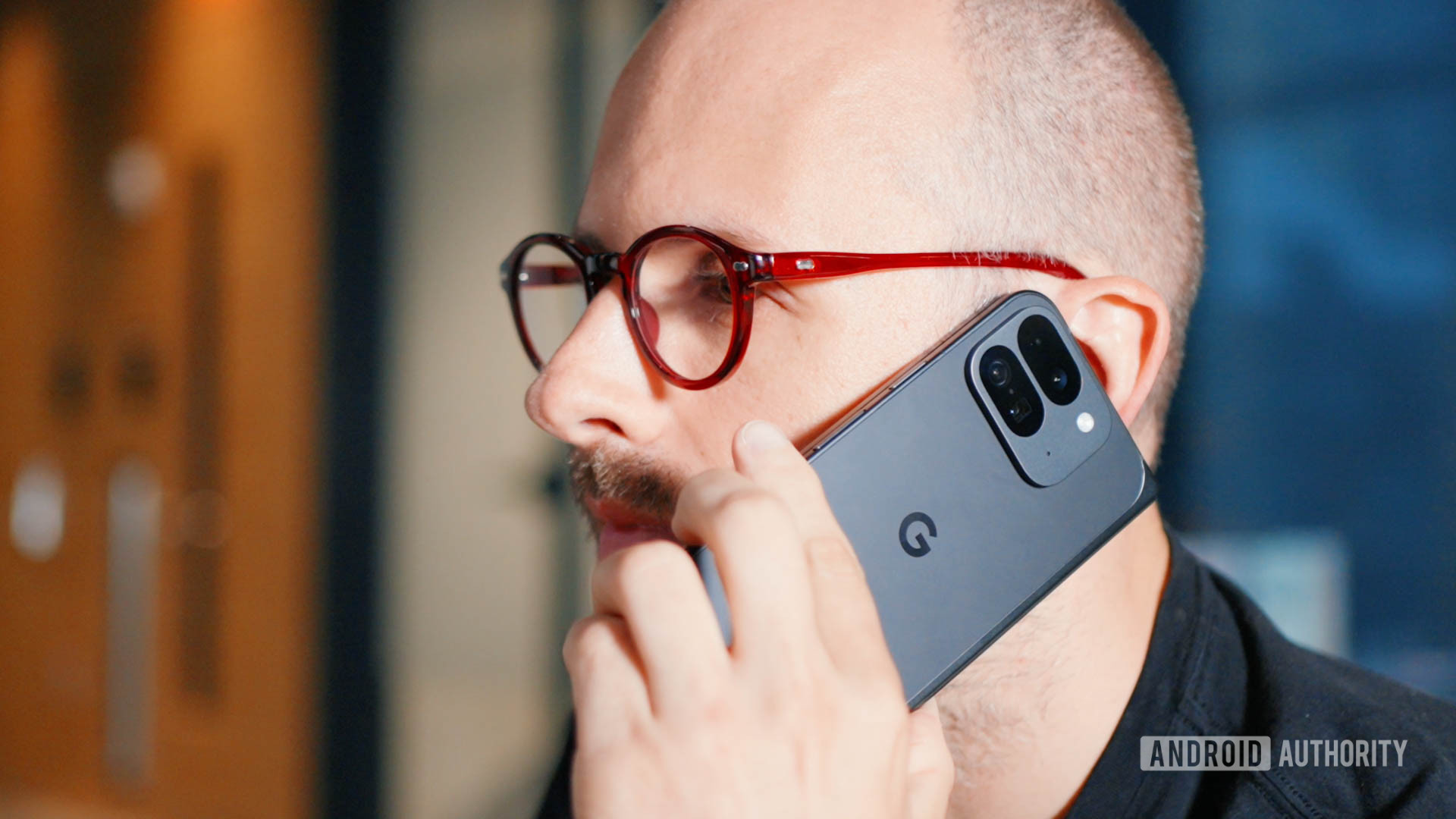 Google Pixel 9 Pro dobr&aacute;vel na m&atilde;o de um homem falando ao telefone