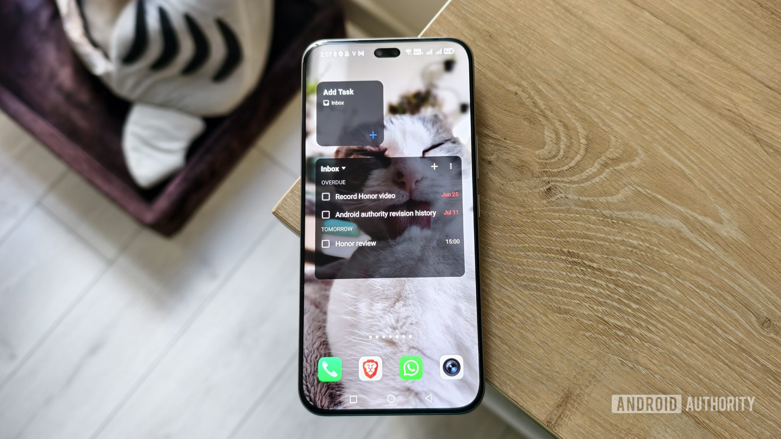 ticktick widgets em um smartphone Android deitado sobre uma mesa