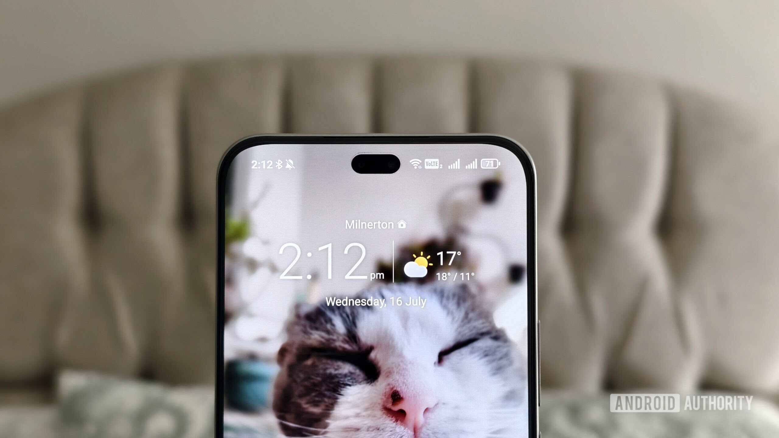 Widget de rel&oacute;gio e clima em uma tela de smartphone Android