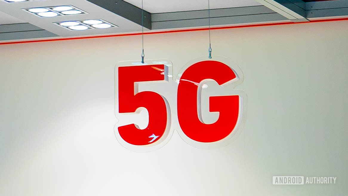 Logotipo vermelho 5G no fundo branco 1
