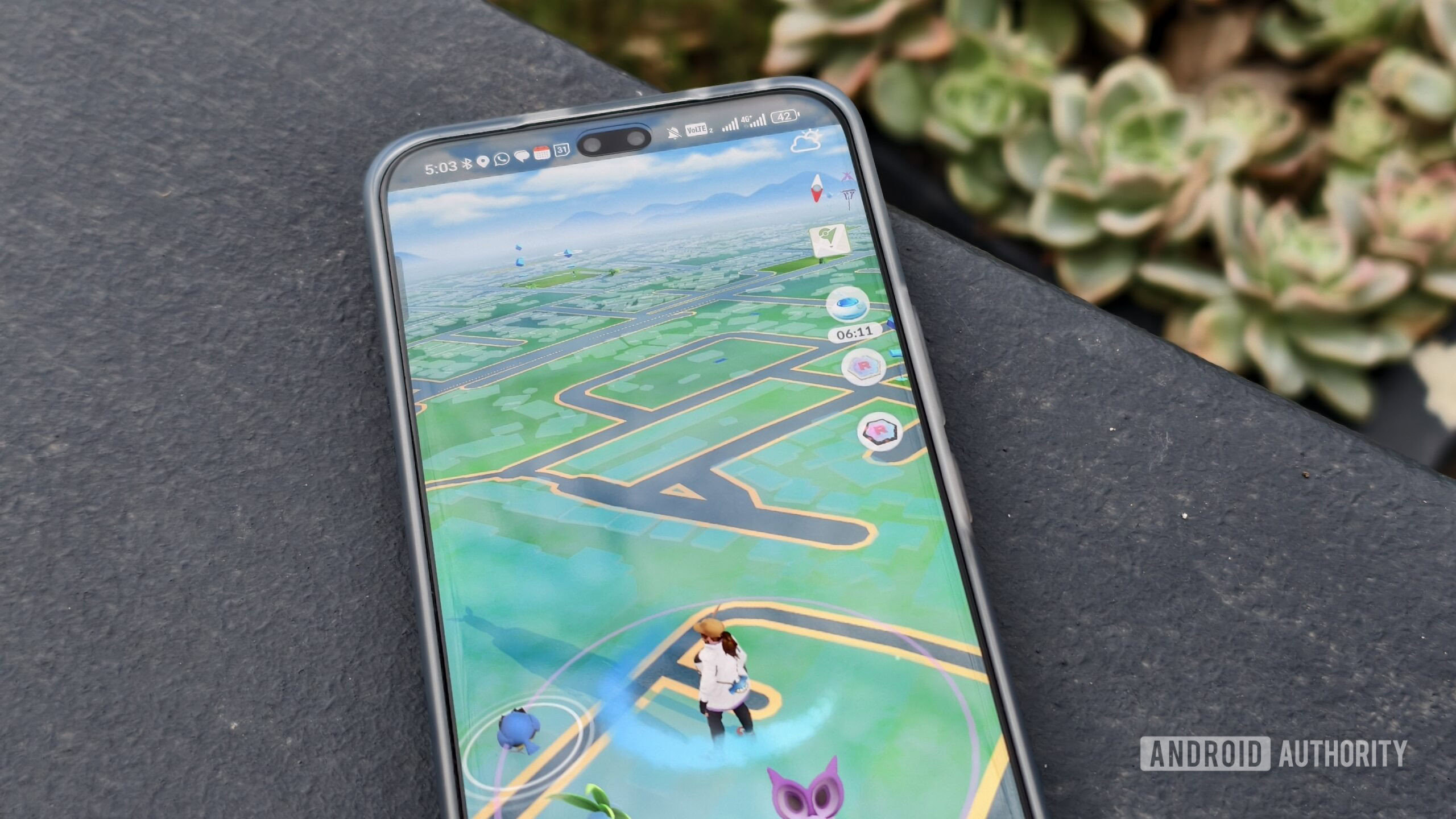 Pokemon v&aacute; em um smartphone em uma parede de concreto