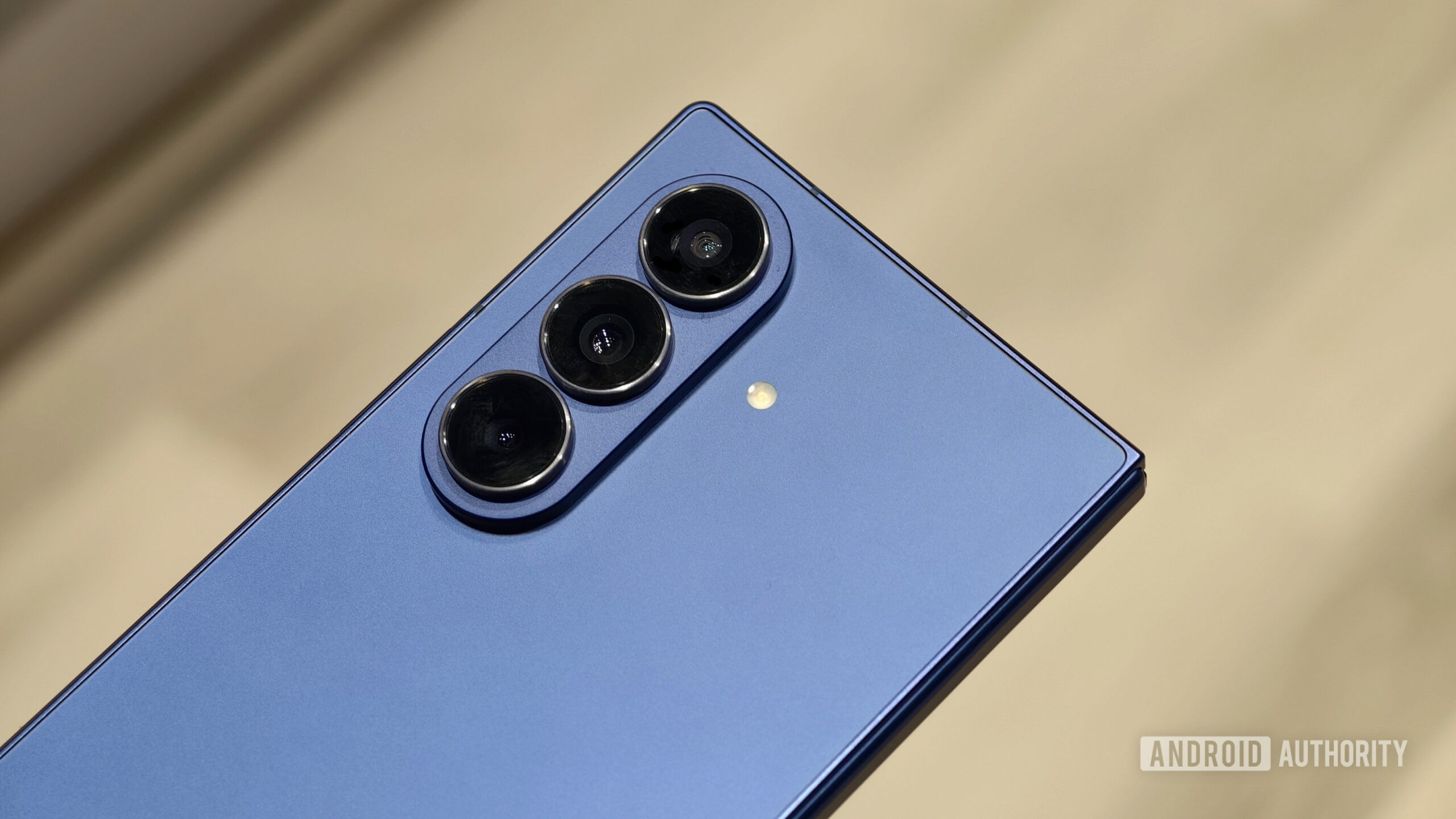 Samsung Galaxy Z Fold 7 mostrando c&acirc;meras