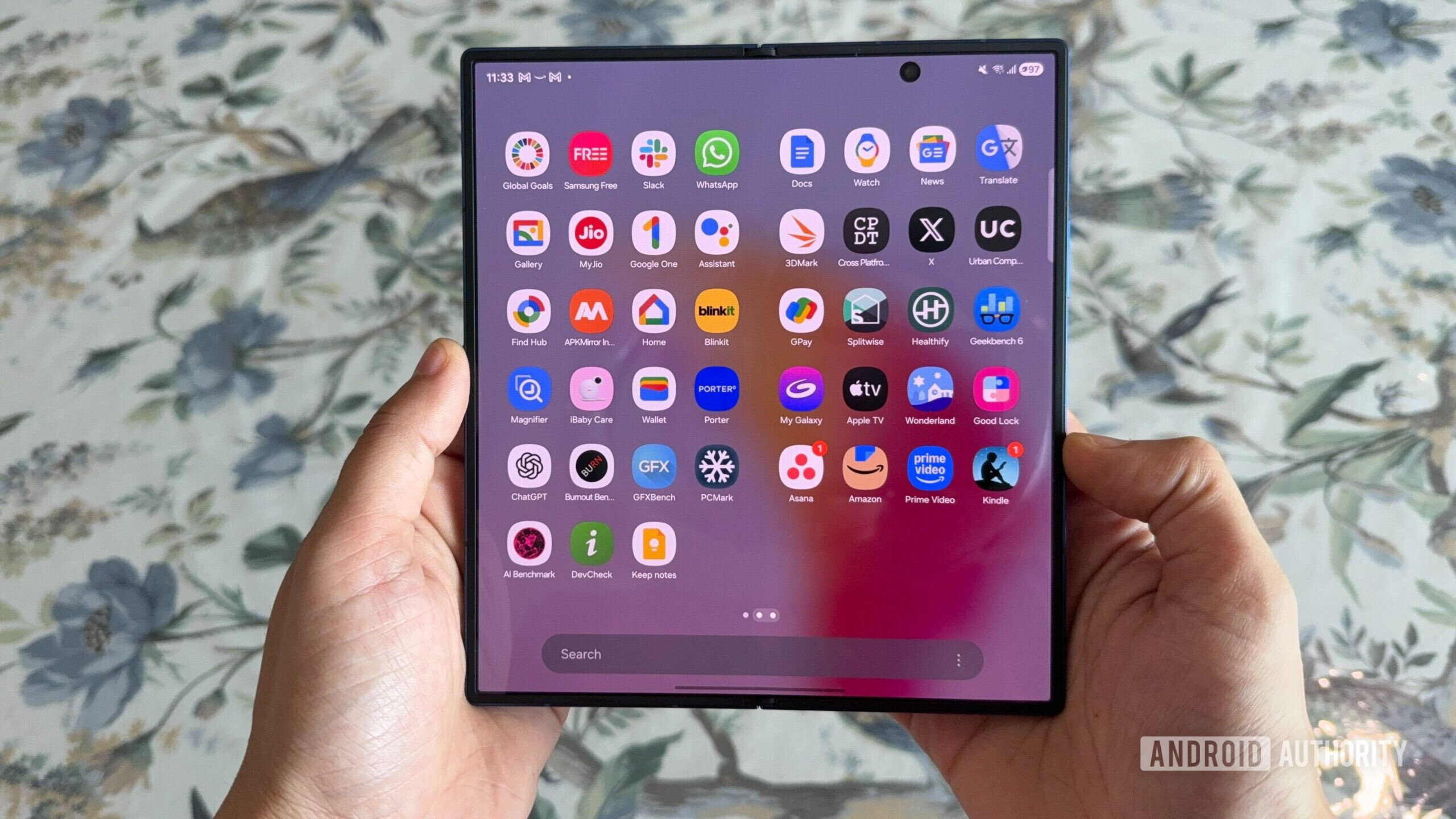 Samsung Galaxy Z Fold 7 na m&atilde;o mostrando aplicativos