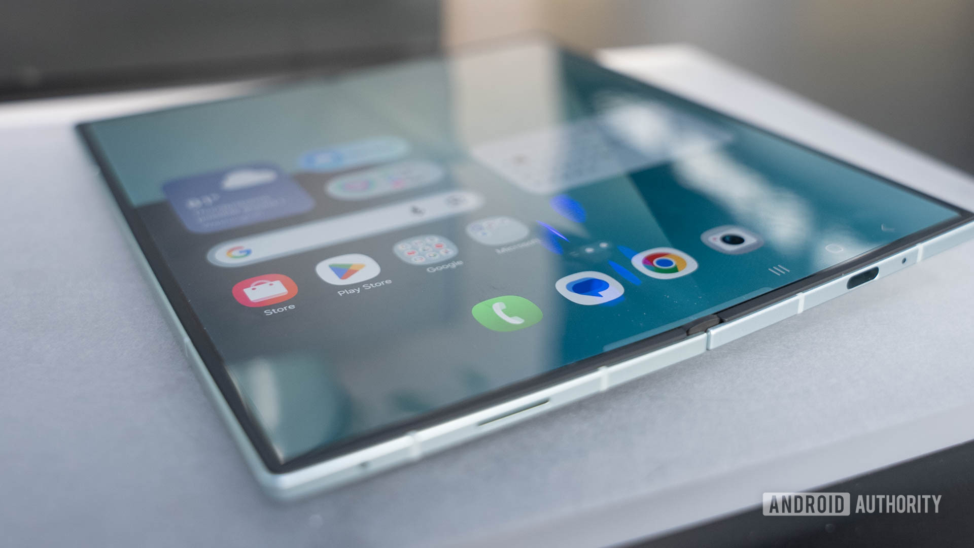 Samsung Galaxy Z Fold 7 plano sobre a mesa mostrando o vinco interno da tela