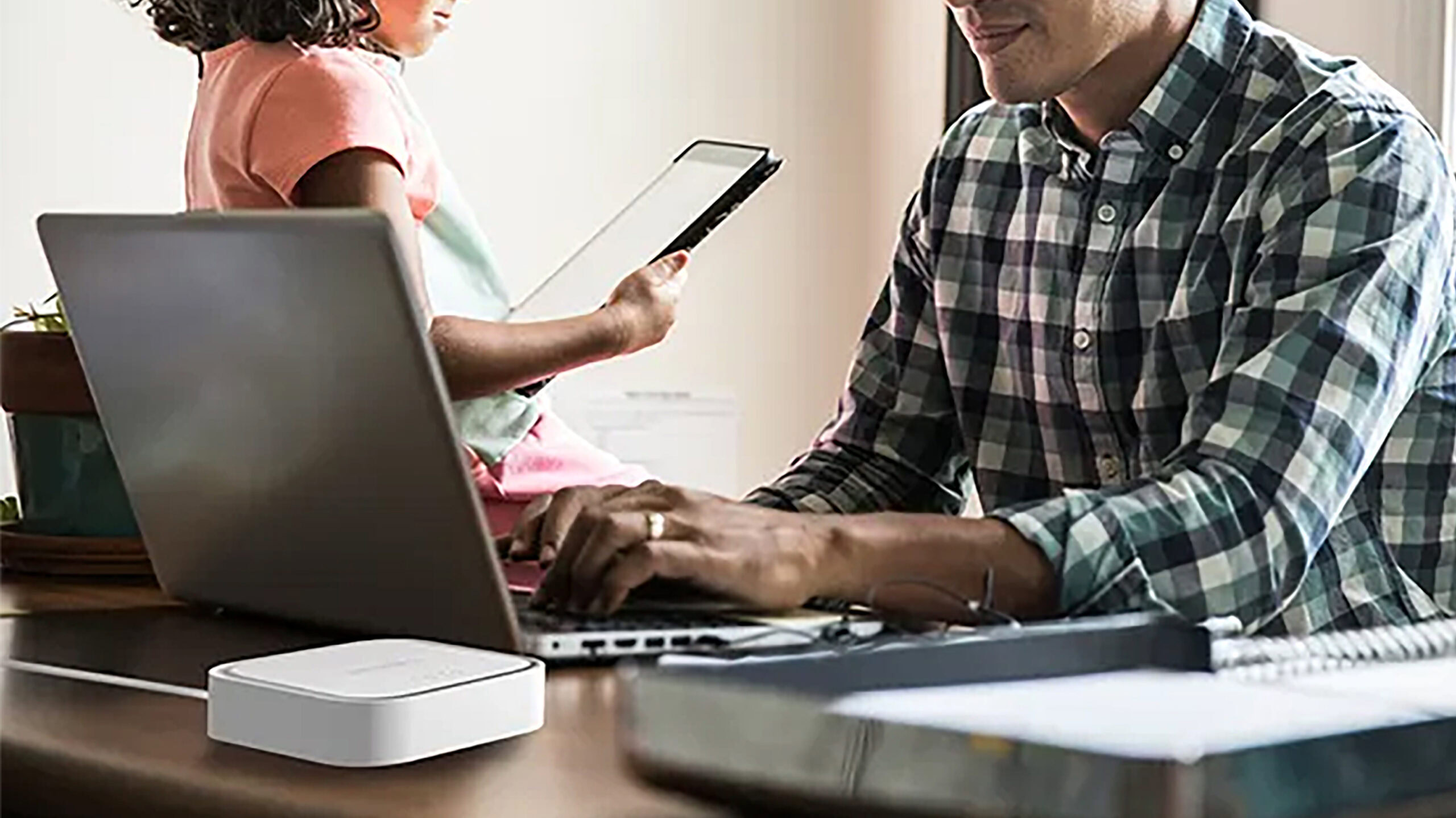 Netgear 4G LTE Broadband Modem (LM1200) usado na mesa