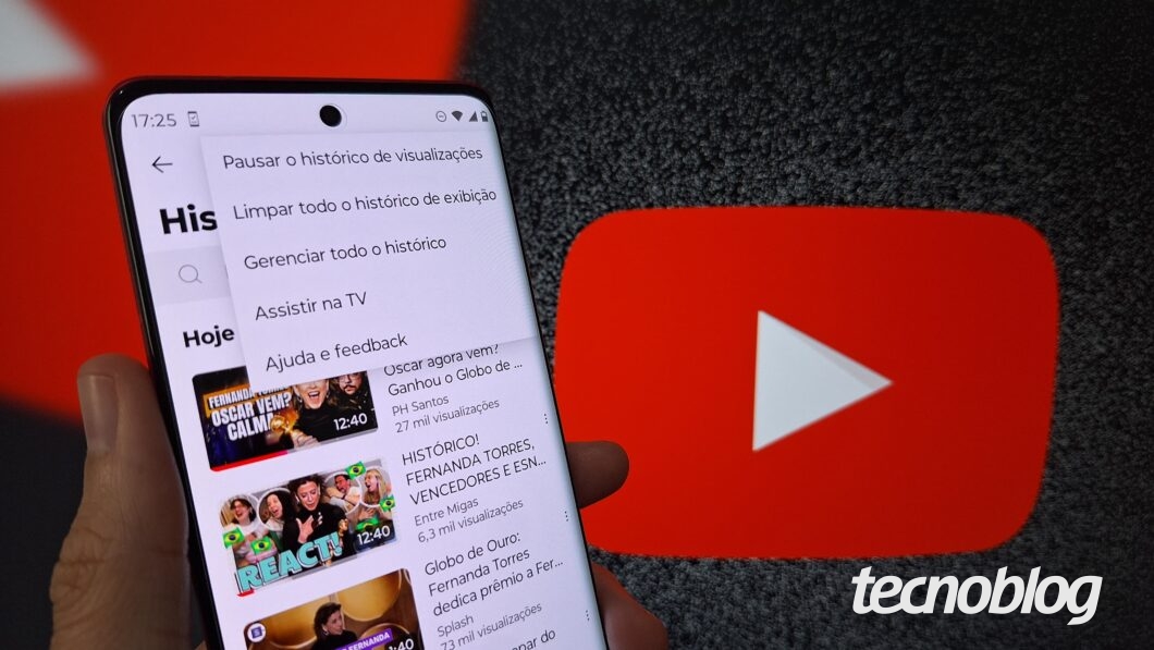 Imagem mostra um celular exibindo o aplicativo do YouTube para celular exibindo a op&ccedil;&atilde;o "Limpar todo o hist&oacute;rico de exibi&ccedil;&atilde;o"
