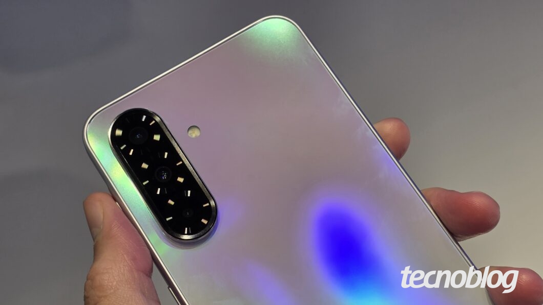 Mão segurando celular