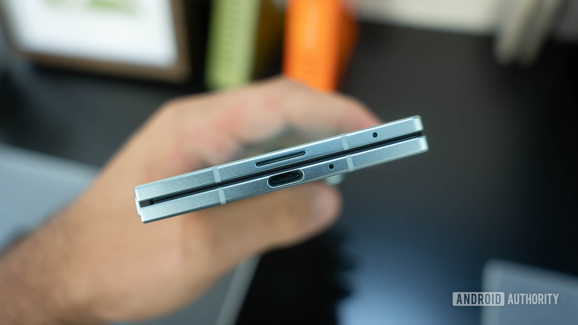 Samsung Galaxy Z Fold 7 em Mint dobrado mostrando a porta USB C e a magreza