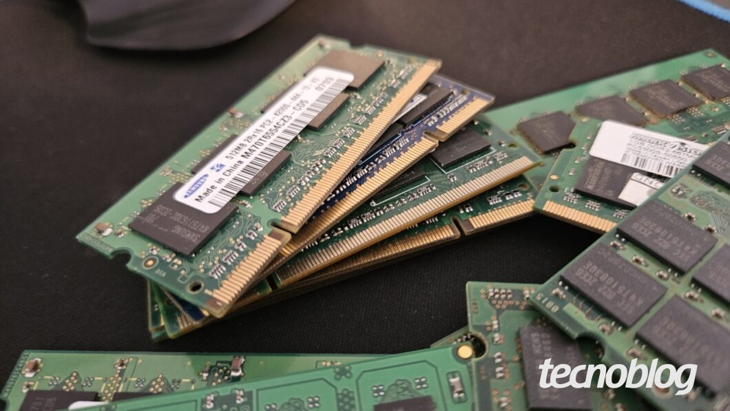 Diversos pentes de mem&oacute;ria RAM