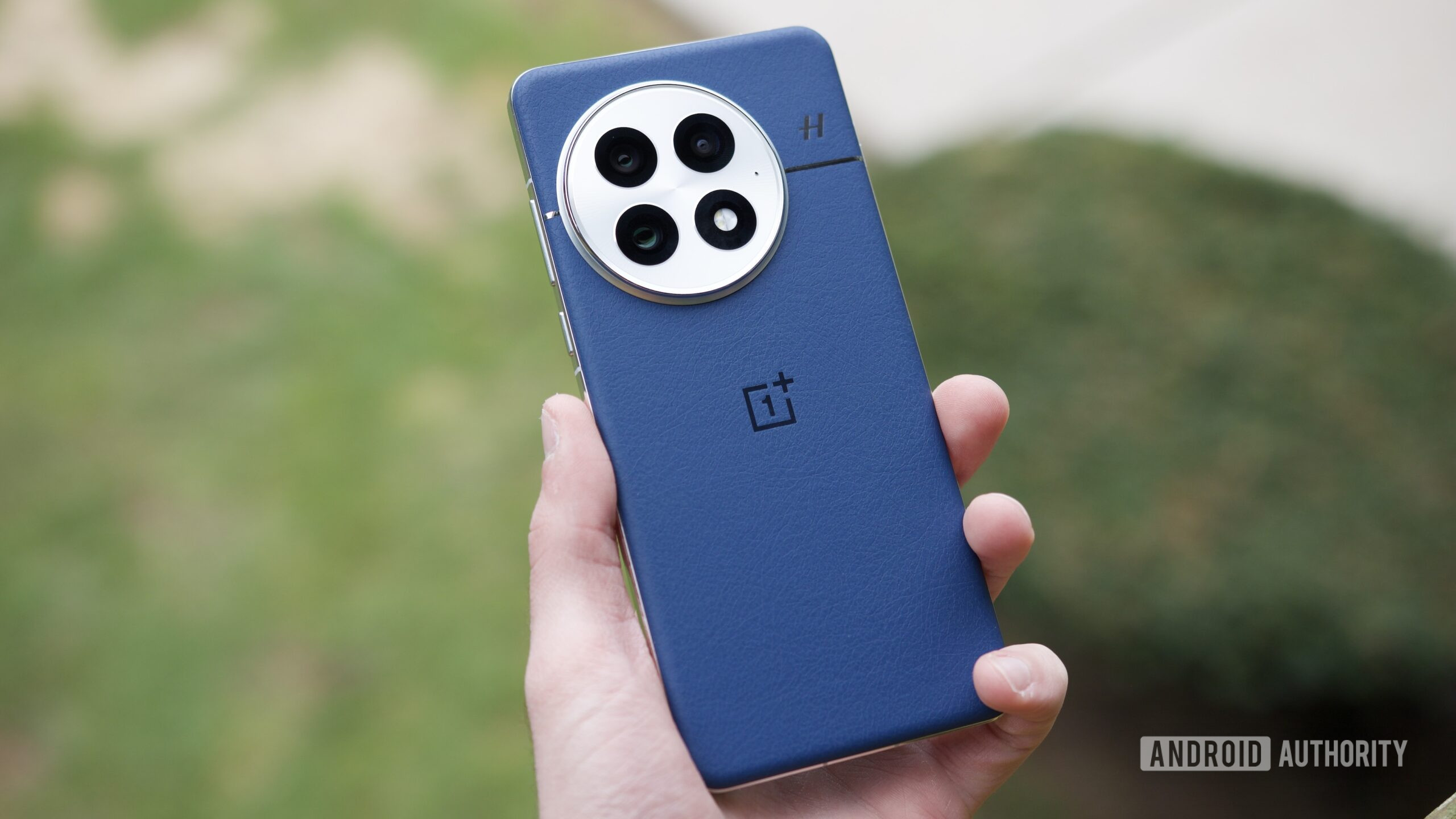 oneplus 13 azul atrás fora 2 Alguém segurando o OnePlus 13 do lado de fora.