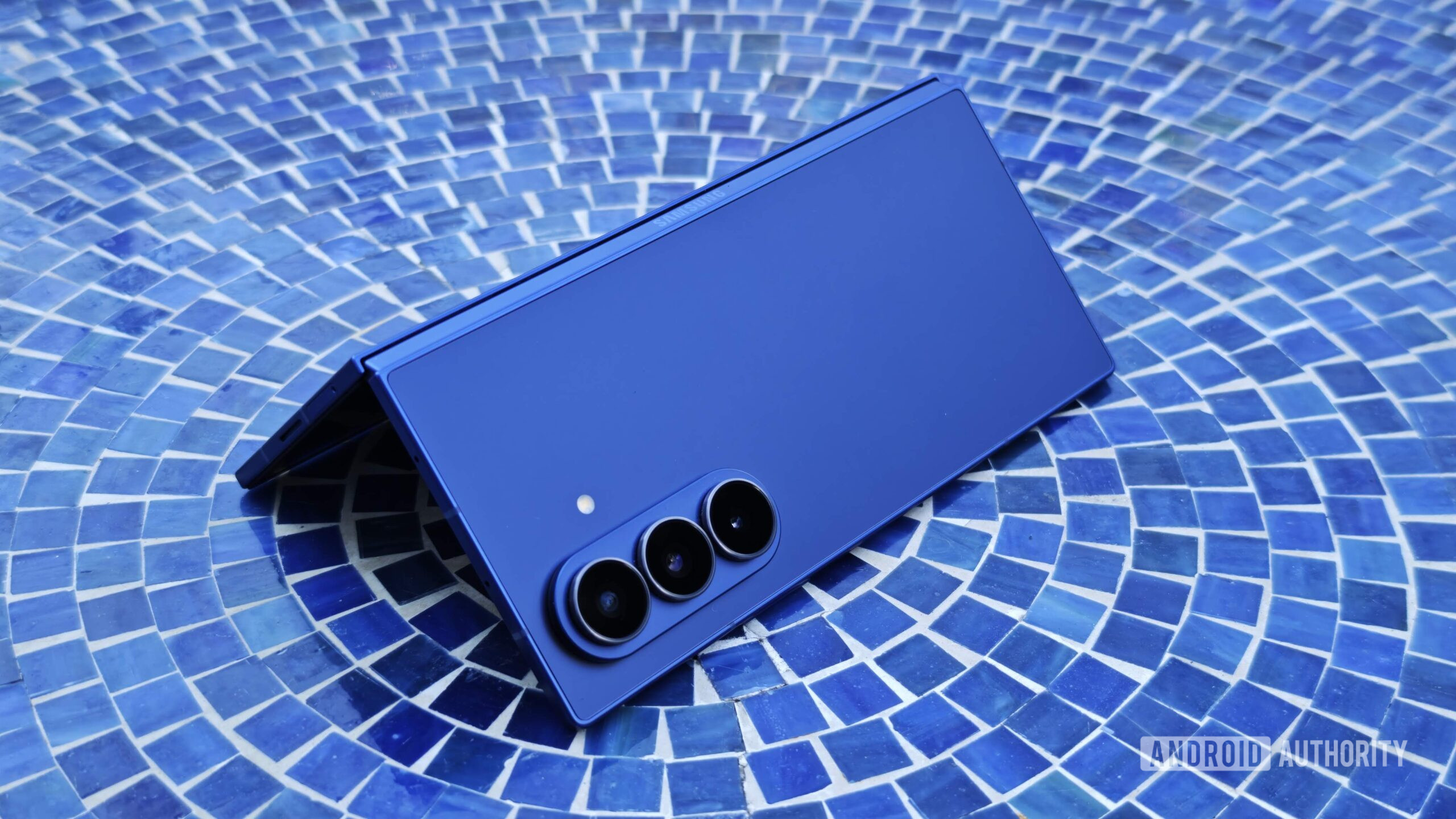 Modo tenda do Galaxy Z Fold 7 na imagem do herói da mesa