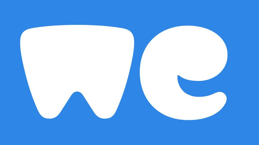 Imagem exibe o logo do WeTransfer, em fonte de cor branca, em um fundo de cor azul