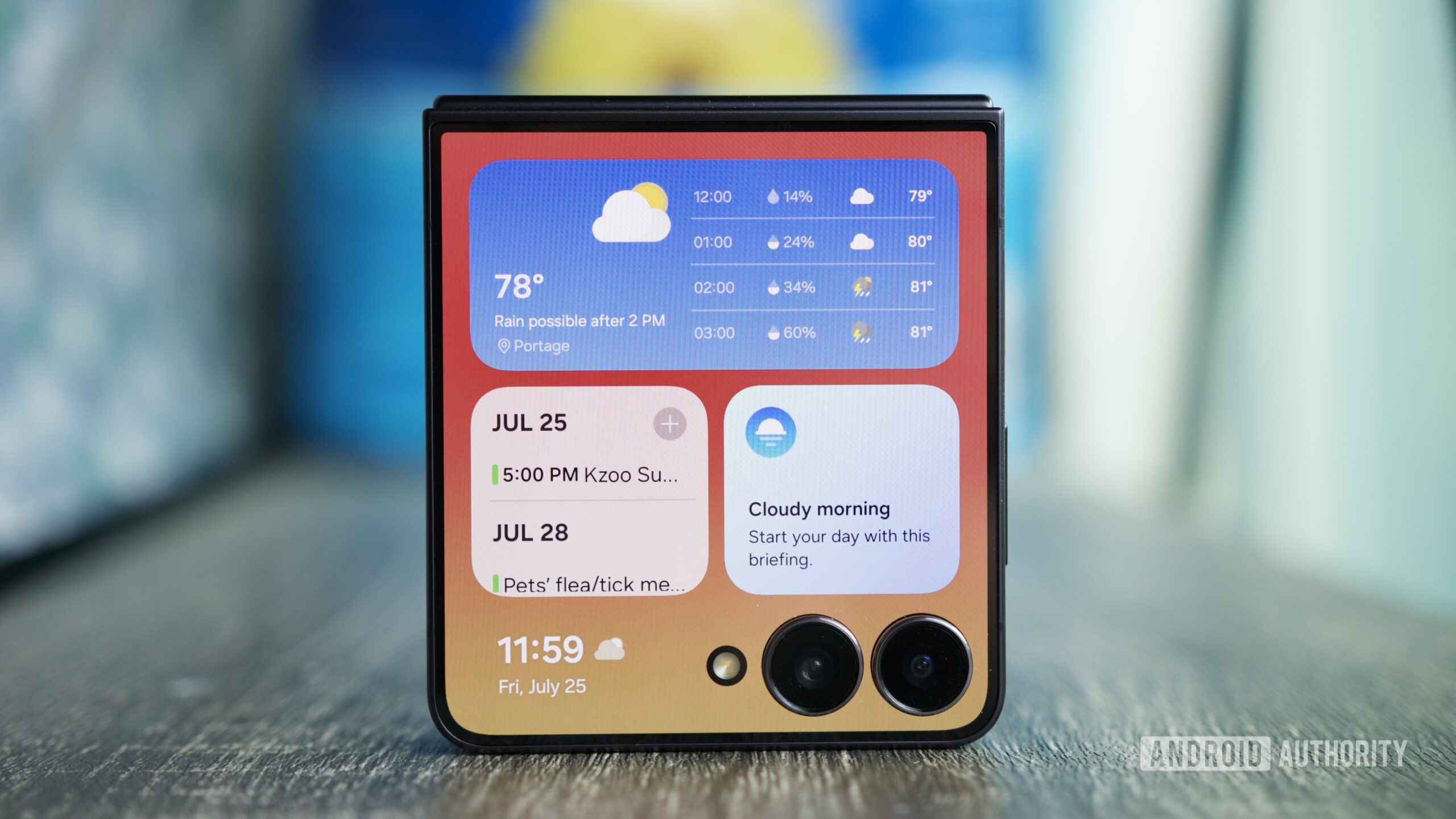 Widgets de clima e calend&aacute;rio na tela externa do Galaxy Z Flip 7.