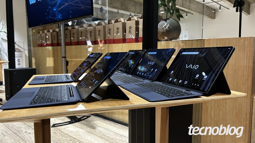 Tablets Vaio TL12 em uma mesa