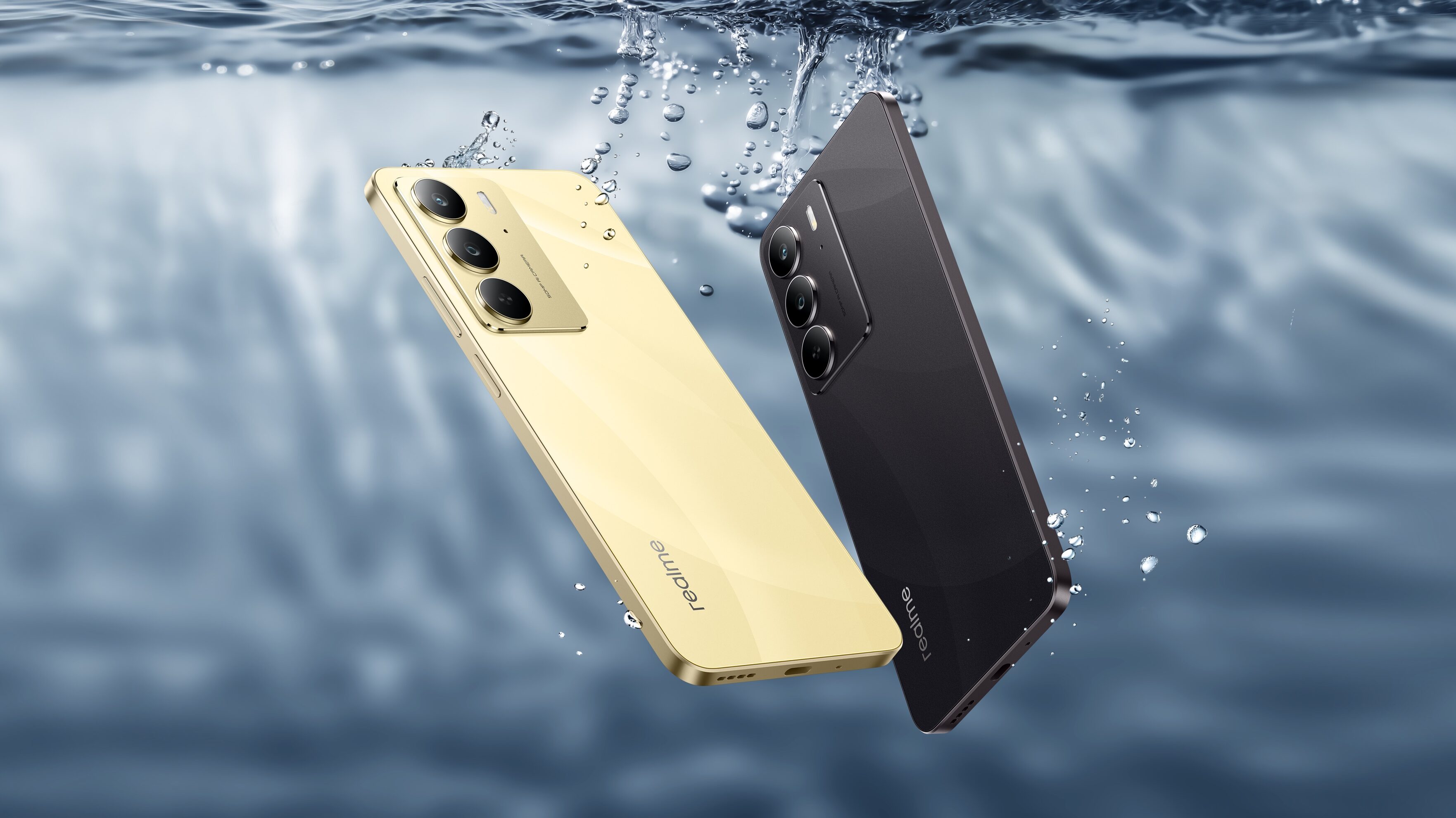 Dois smartphones Realme C75 5G, um dourado e um preto, est&atilde;o submersos em &aacute;gua, com got&iacute;culas salpicando sobre eles. A parte traseira dos aparelhos &eacute; vis&iacute;vel, mostrando o m&oacute;dulo de c&acirc;meras no canto superior esquerdo e o logo "realme" na parte inferior.