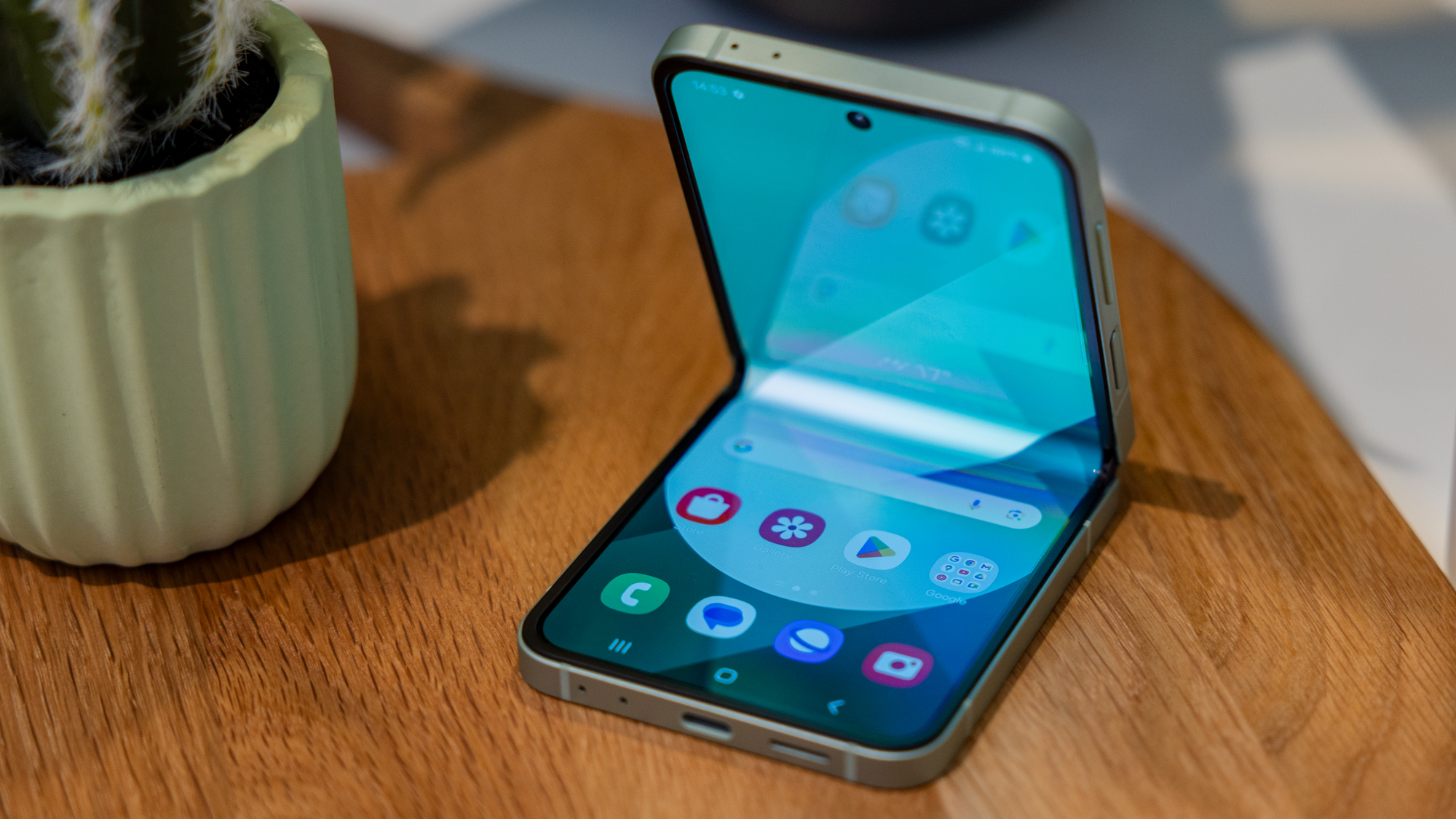 Samsung Galaxy Z Flip 6 - Best Previous-gen Flip Phone