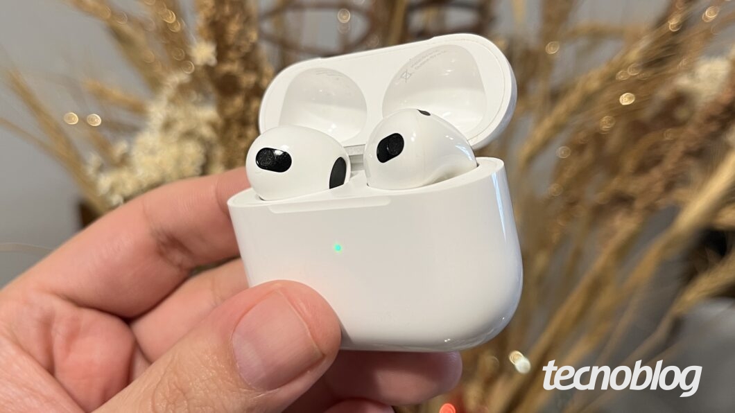 AirPods 3 na mão (Imagem: Giovanni Santa Rosa/Tecnoblog)
