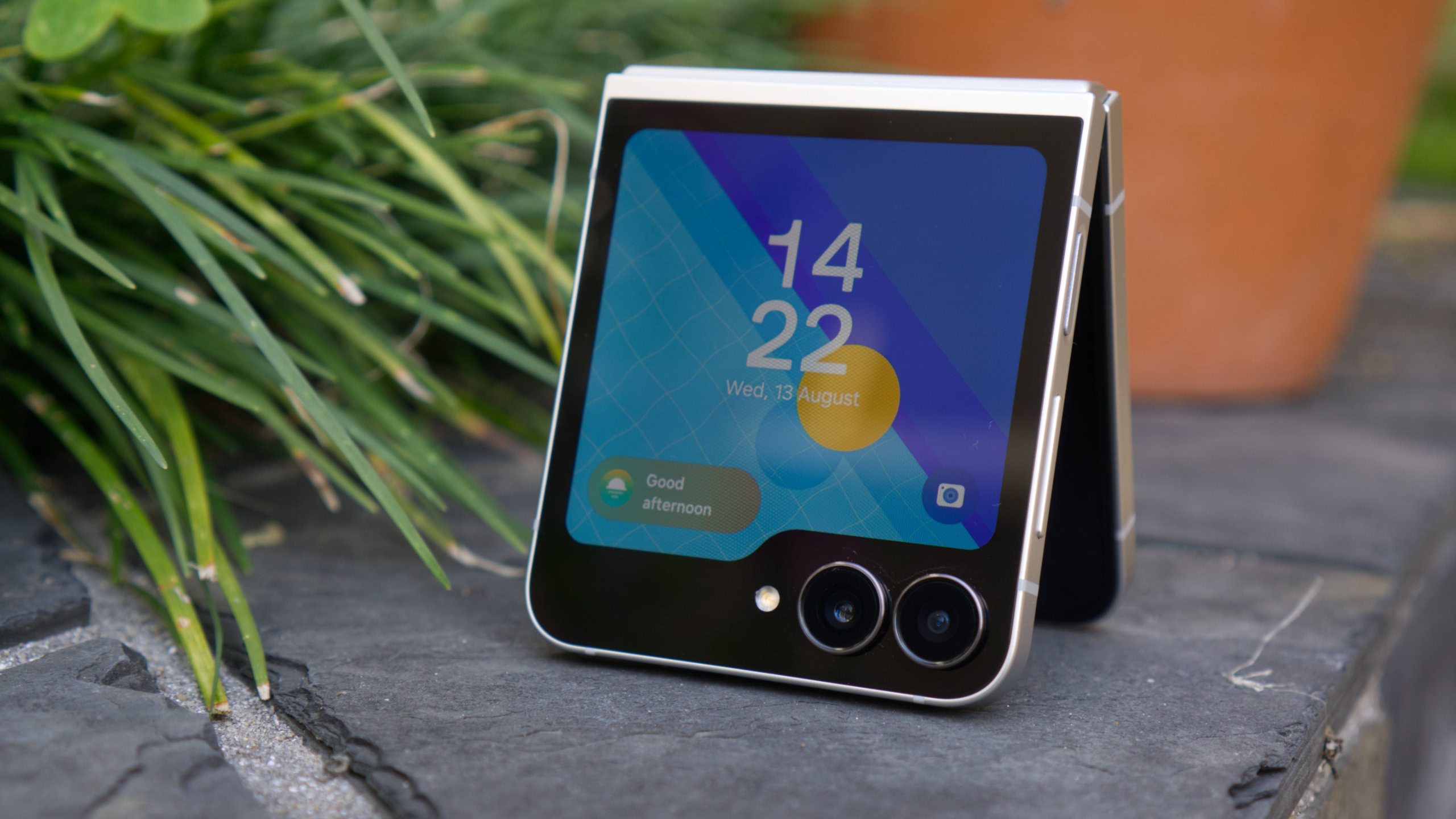 Samsung Galaxy Z Flip 7 FE em tenda mostrando tela externa Samsung Galaxy Z Flip 7 FE em tenda mostrando tela externa