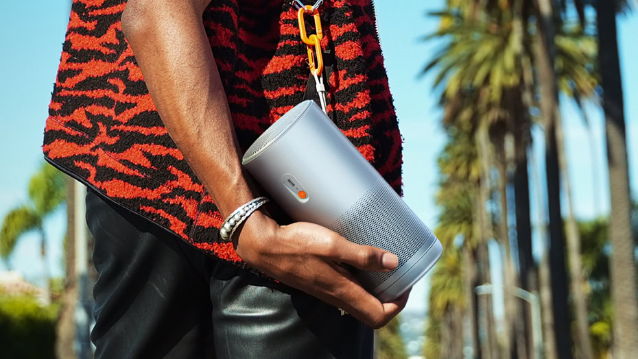 Laser XGIMI MoGo 4 sendo carregado na m&atilde;o