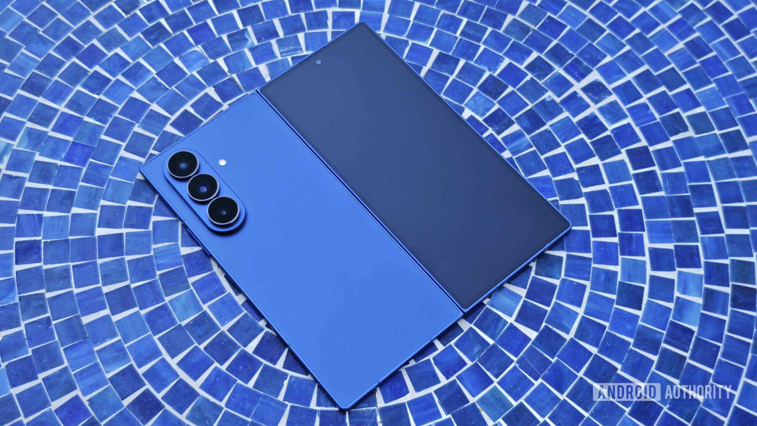 Galaxy Z fold 7 desdobrado virado na imagem do herói da mesa