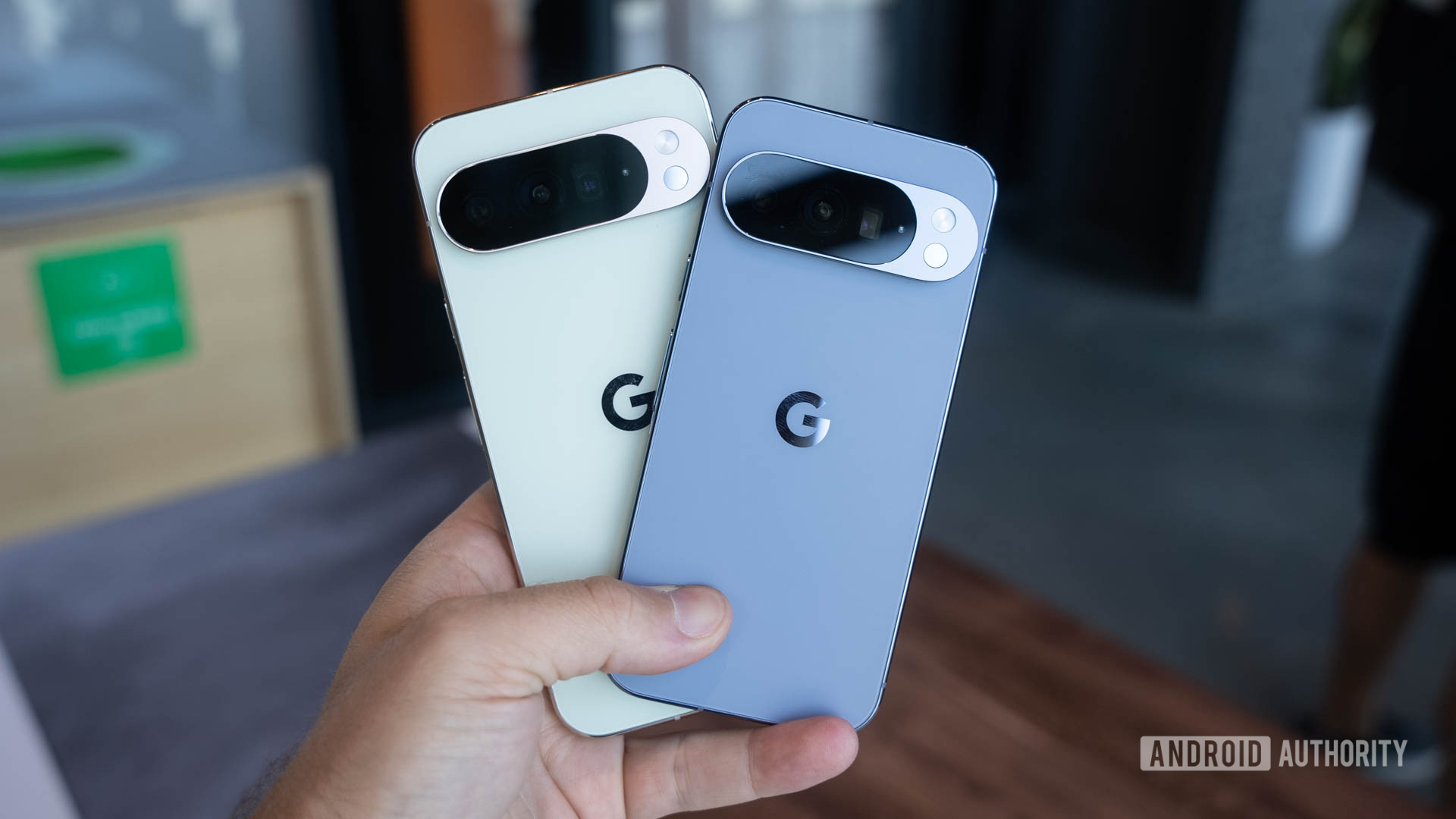 Google Pixel 10 Pro em Moonstone e Google Pixel 10 Pro XL em Jade em leque na mão de um homem Google Pixel 10 Pro em Moonstone e Google Pixel 10 Pro XL em Jade em leque na mão de um homem