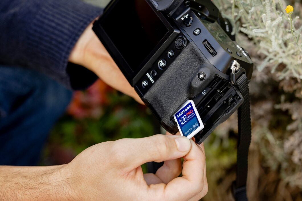 Cart&atilde;o de mem&oacute;ria em c&acirc;mera fotogr&aacute;fica