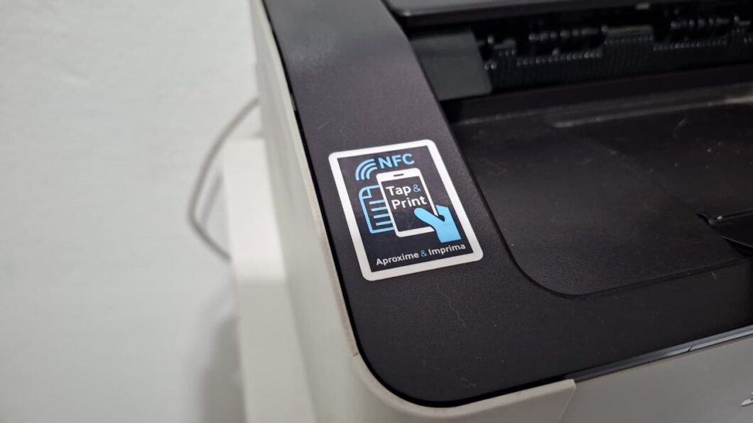 imagem de uma impressora a laser com o selo de conexão via NFC