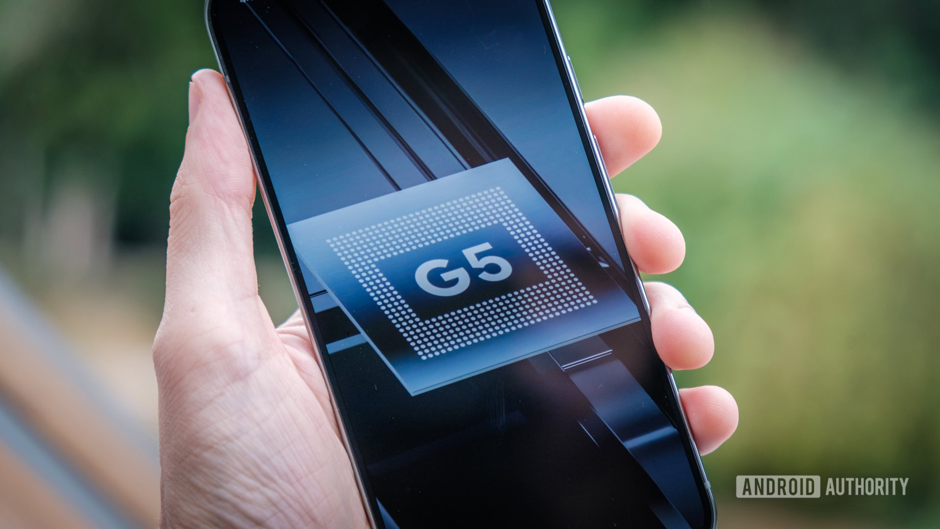 Telefone Google Pixel Tensor G5 em mãos