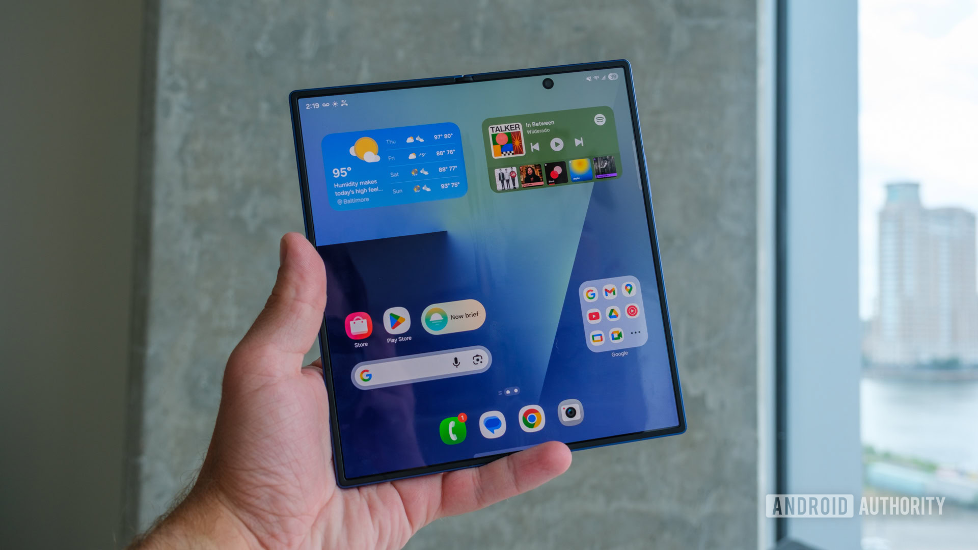 Samsung Galaxy Z Fold 7 aberto na m&atilde;o