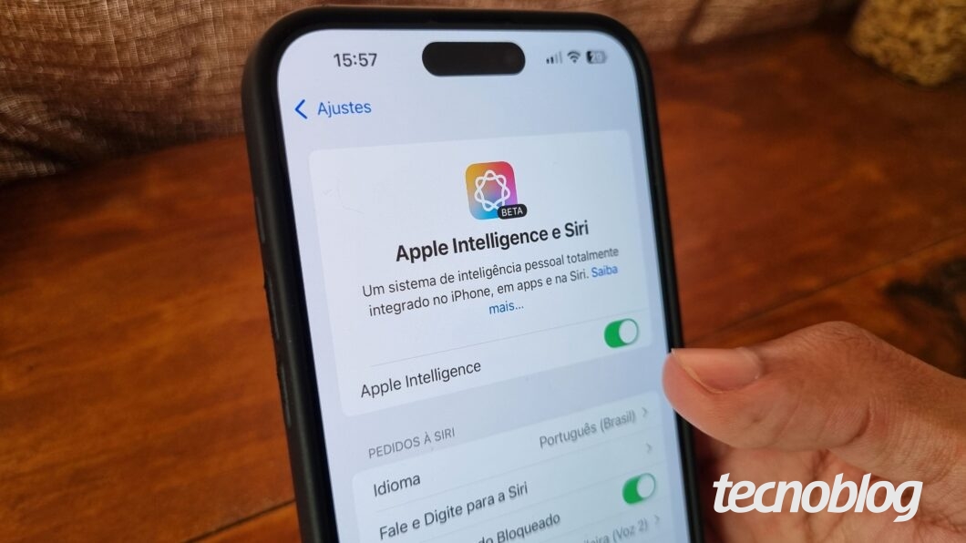 Imagem mostra um iPhone com a se&ccedil;&atilde;o da Apple Intelligence aberta nas configura&ccedil;&otilde;es do aparelho