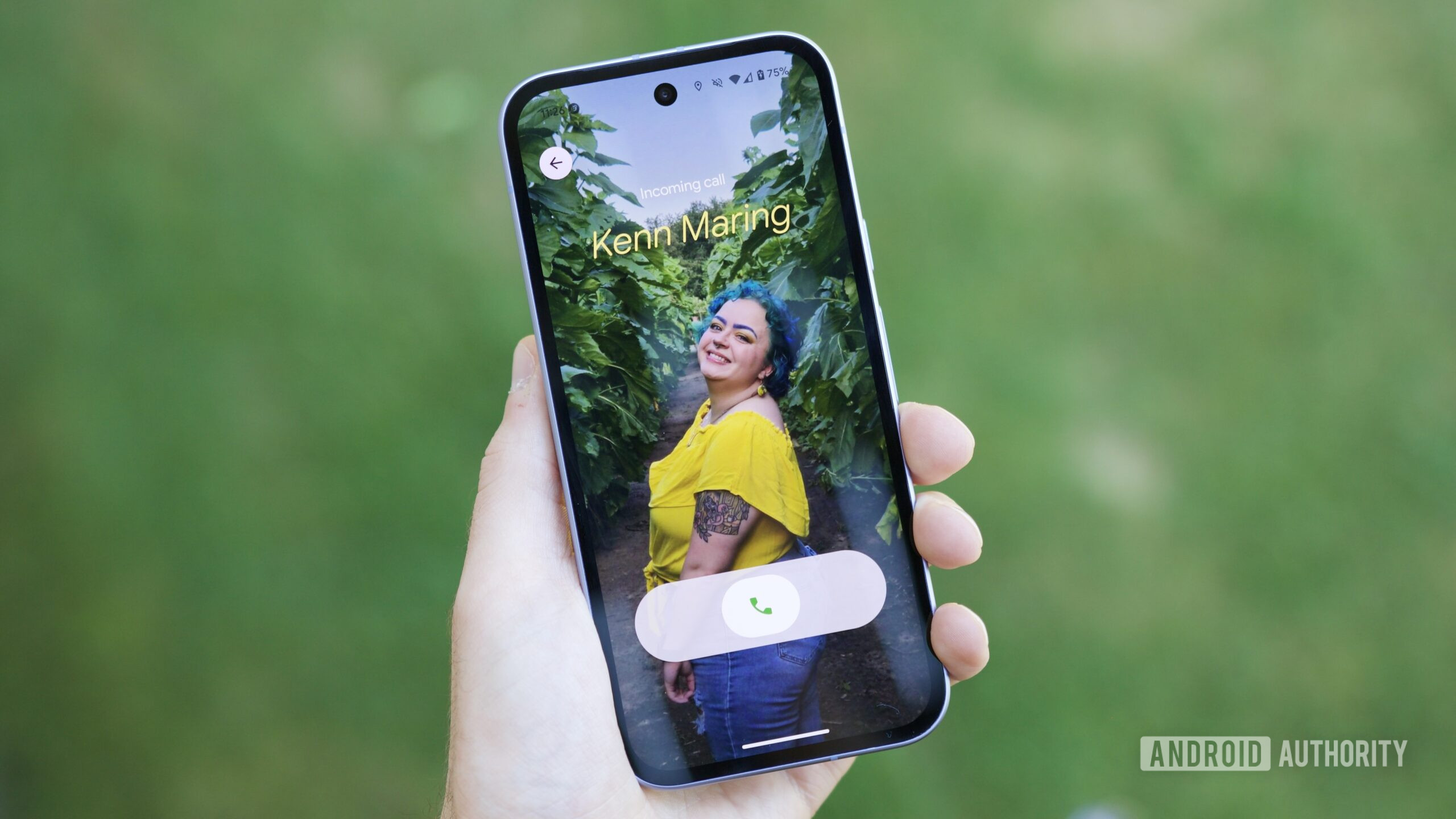 Uma pr&eacute;via dos novos cart&otilde;es telef&ocirc;nicos do Google em um telefone Android.